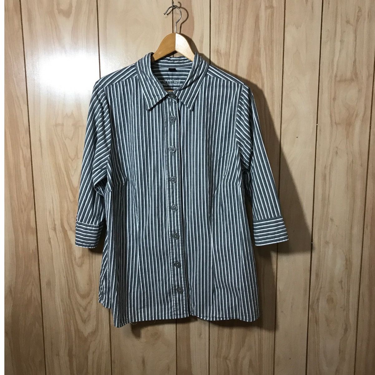 Avenue Avenue Gray Pleated Striped Collared Button-Down Top 18/20 Size XXL / US 16-18 / IT 52-54 - 1 Thumbnail