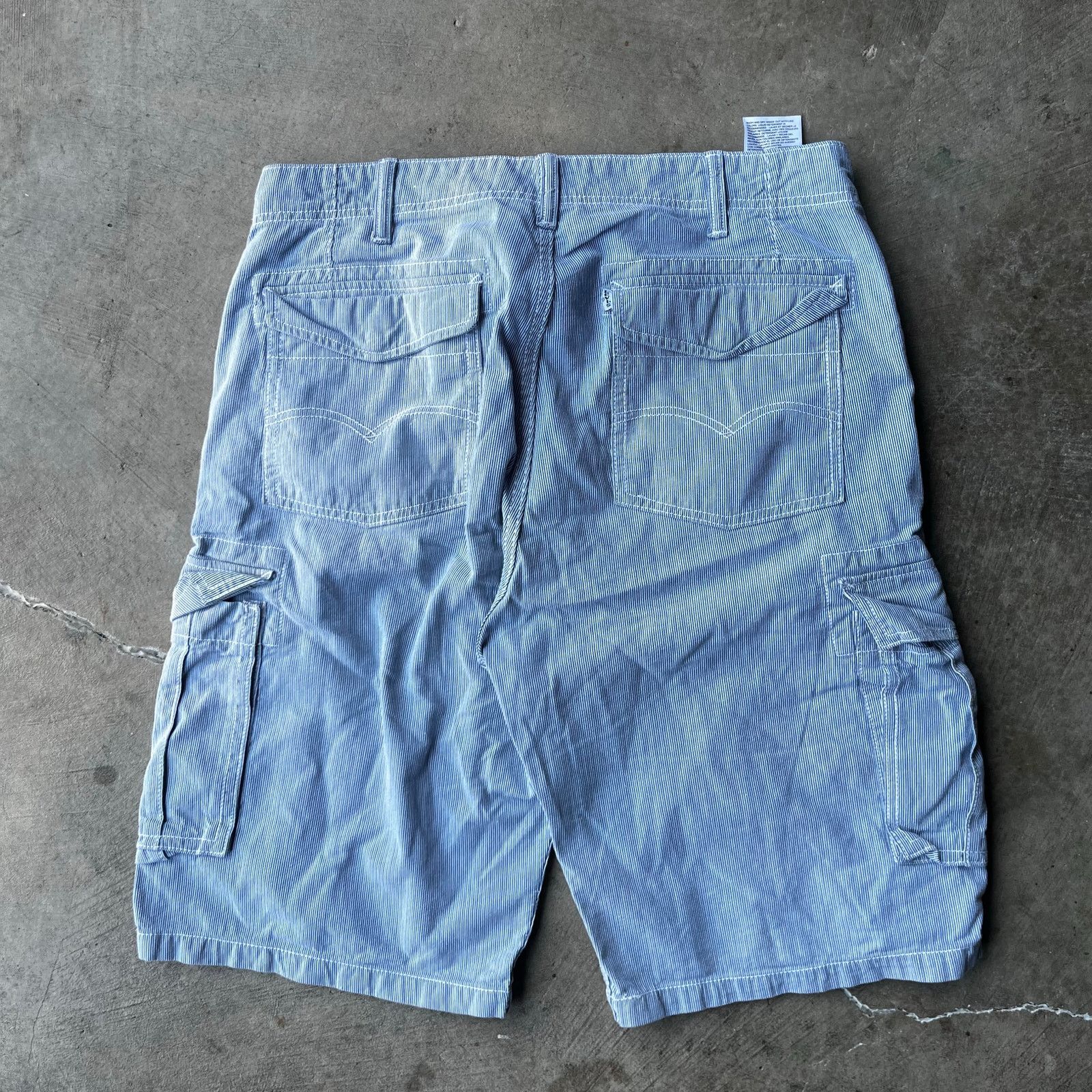 Vintage VINTAGE LEVIS CARGO SHORTS WHITE TAB BEIGE 34 Size US 34 / EU 50 - 2 Thumbnail