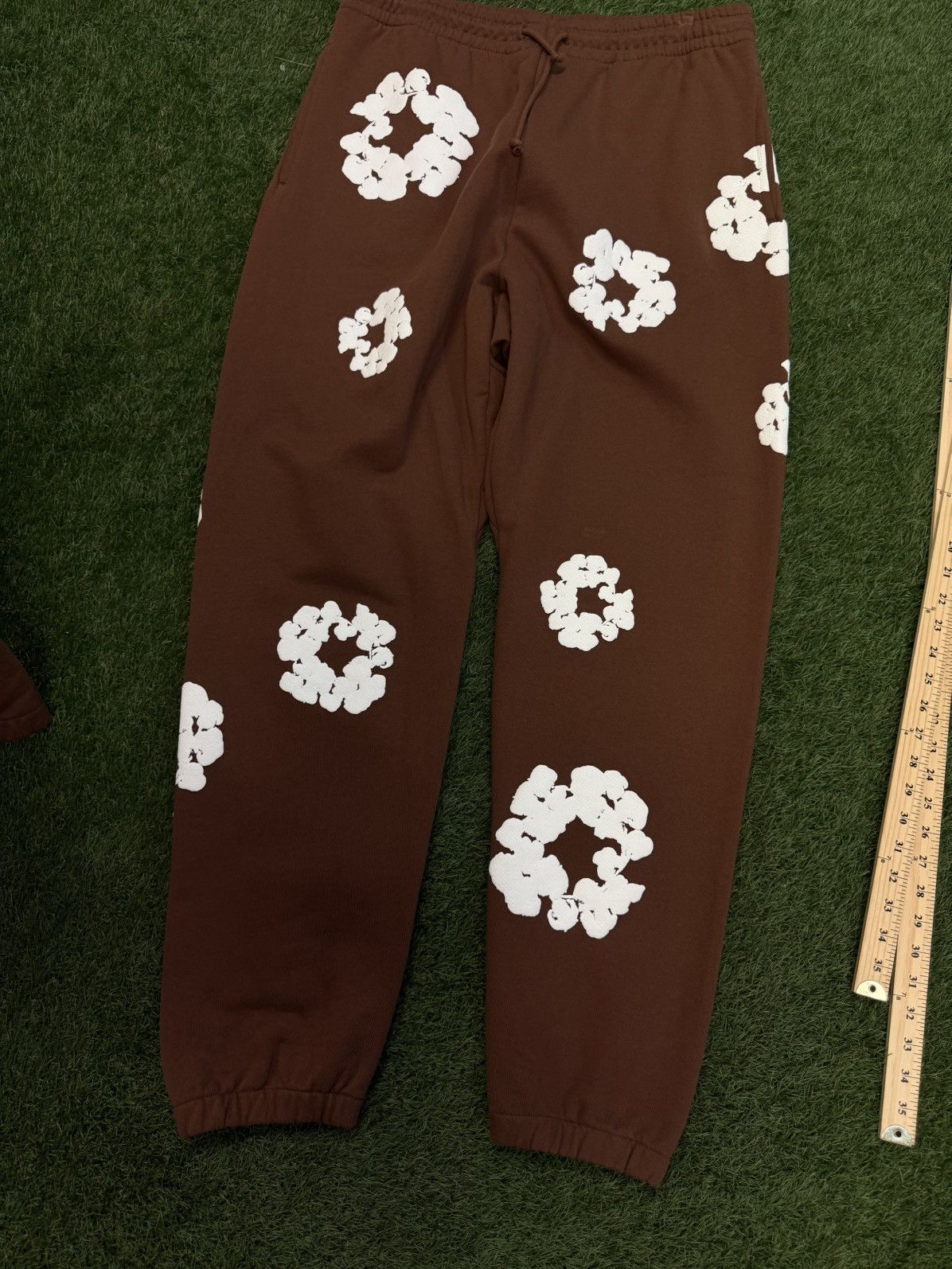 DENIM TEARS Denim Tears Cotton Wreath Sweatpants Size L (NEW) Size US 33 - 4 Thumbnail