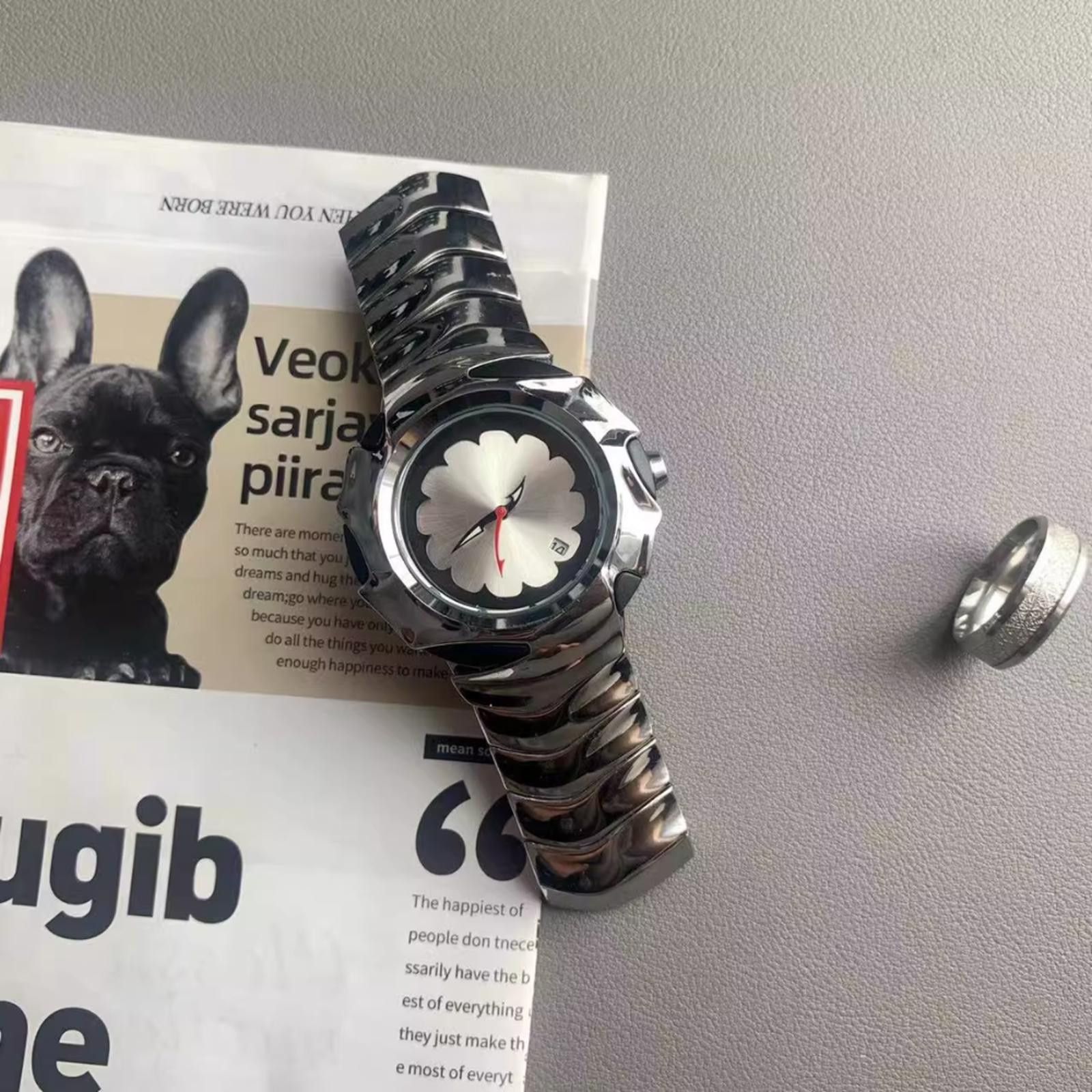 Vintage Blade Quartz Watch – Irregular Strap Size ONE SIZE - 1 Thumbnail