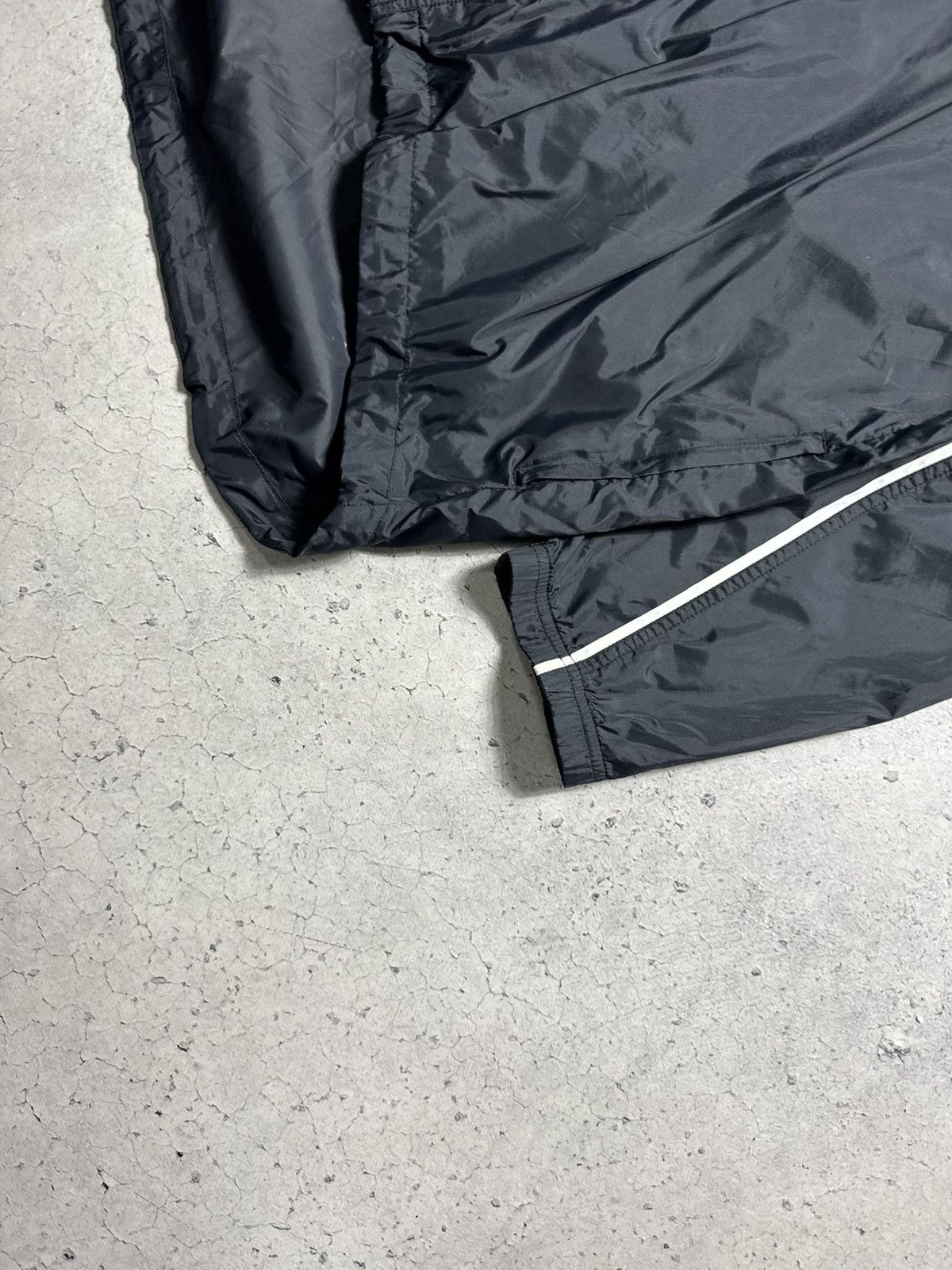 Nike Nike Vintage 90’s Nylon Black Light Windbreakers Jacket Size US L / EU 52-54 / 3 - 3 Thumbnail