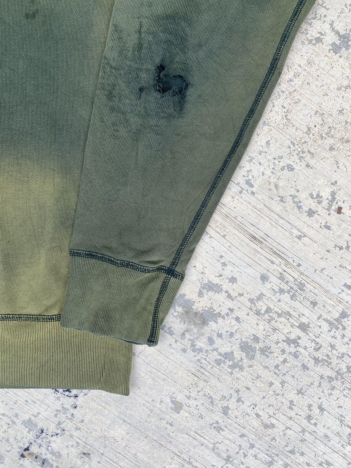 Uniqlo Distressed Uniqlo Sun Faded Crewneck Size US L / EU 52-54 / 3 - 6 Thumbnail