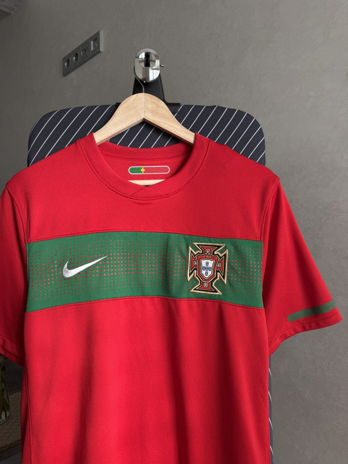 Nike Nike Vintage Portugal 2010 2011 Blockcore Red Home Jersey Size US M / EU 48-50 / 2 - 2 Thumbnail