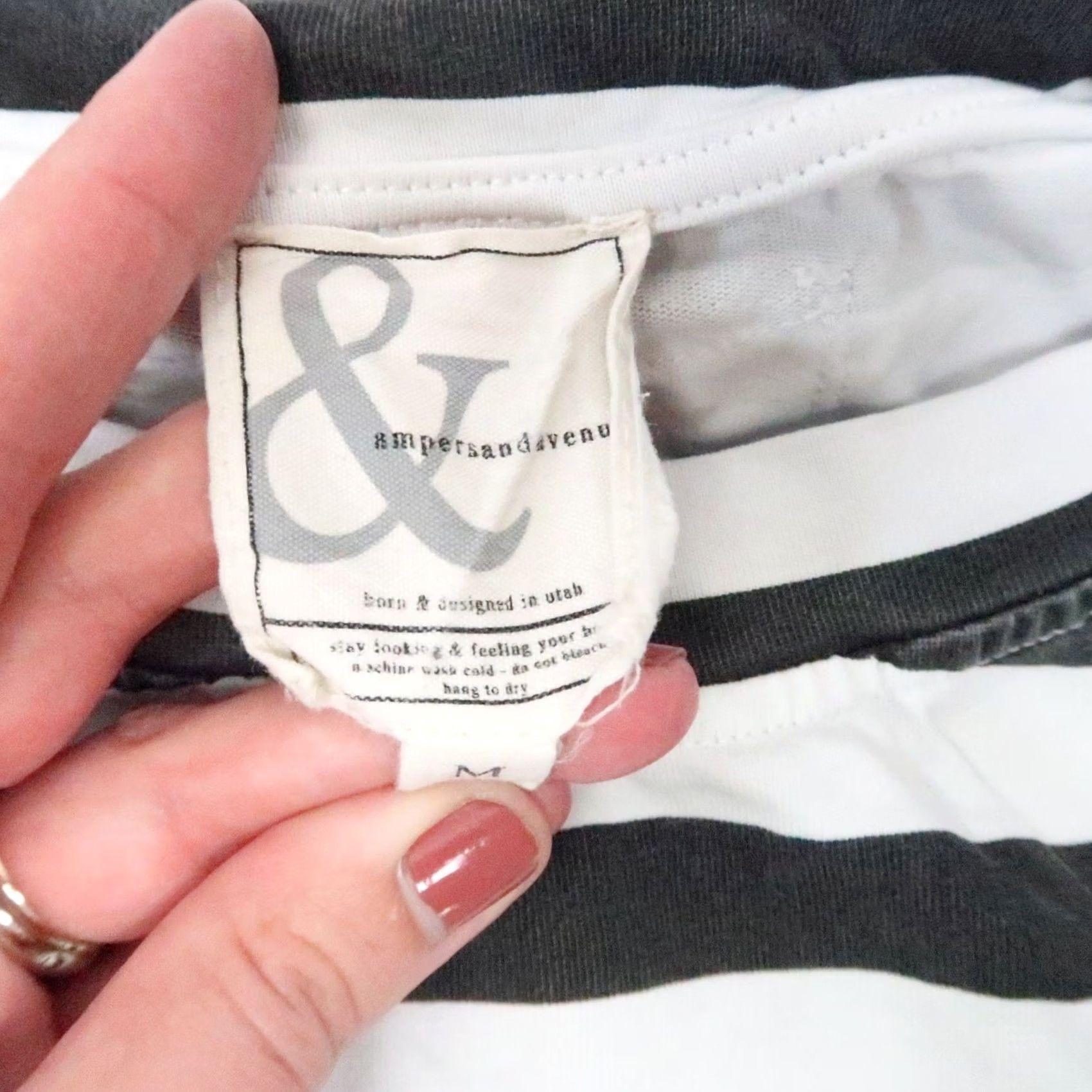 Avenue VINTAGE Ampersand Avenue White and Black Stripe Short Sleeve T-Shirt Tee M Women Cotton Striped Casual 25" Length 25" Pit to Pit Size M / US 6-8 / IT 42-44 - 4 Thumbnail