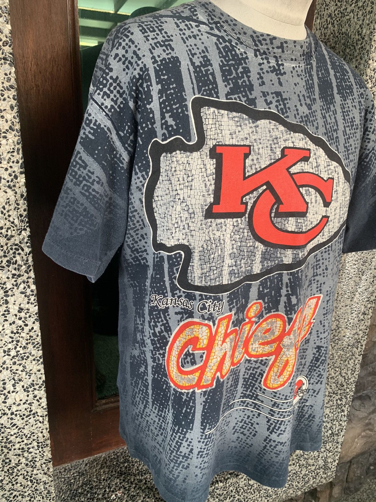 NFL × Vintage Vintage 90s Kansas City Chiefs Over Print NFL Team T shirt Size US L / EU 52-54 / 3 - 4 Thumbnail