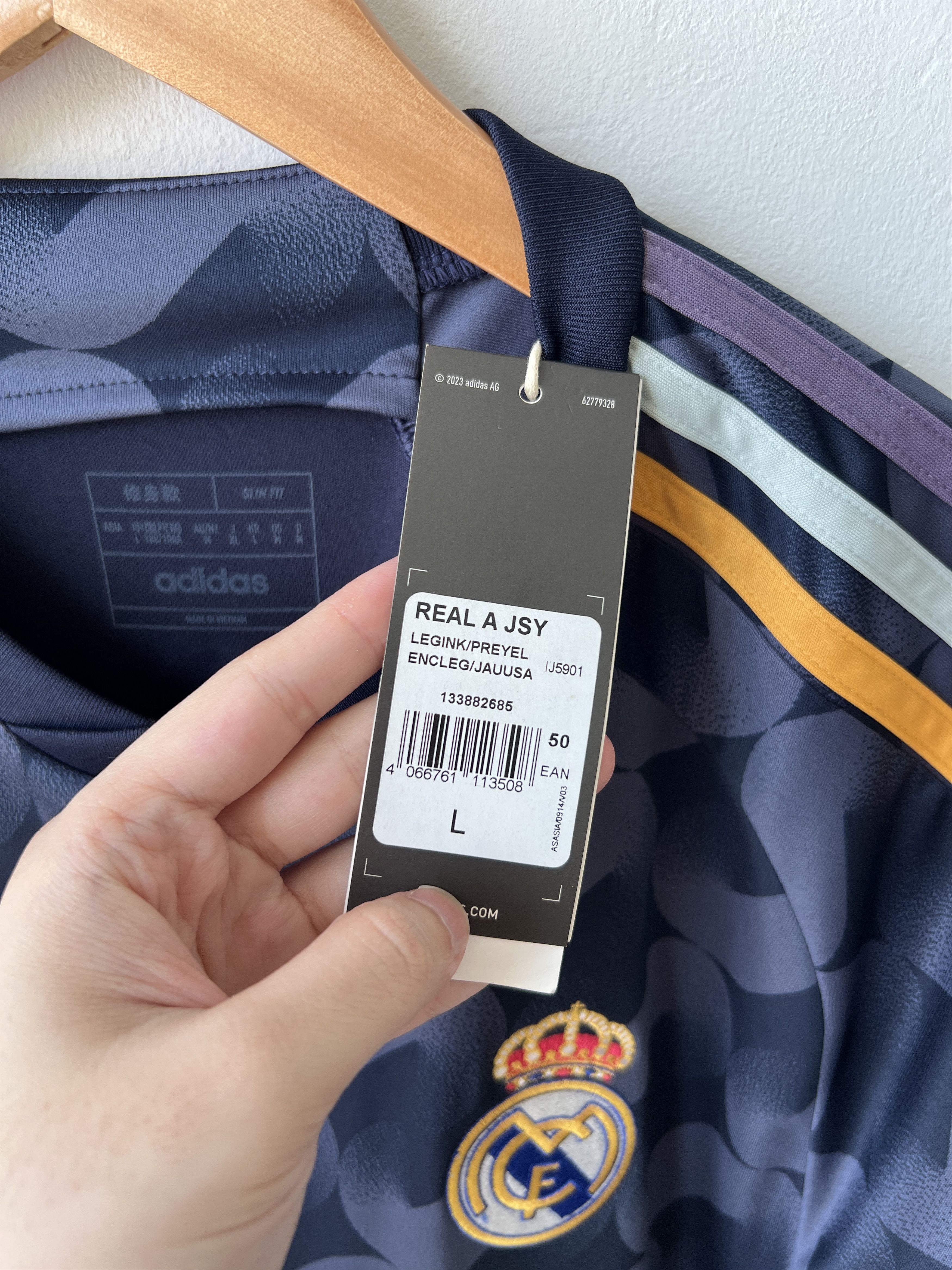 Adidas (M) Real Madrid 2023-24 Away Kit Kroos #8 (NEW) Size US M / EU 48-50 / 2 - 6 Thumbnail