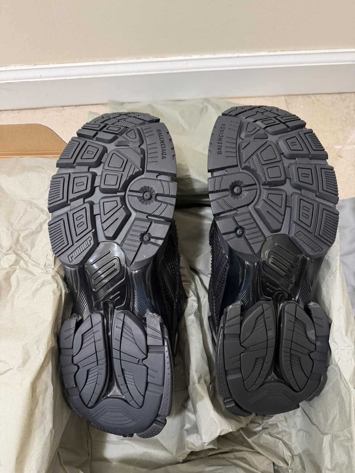 Balenciaga Balenciaga Mesh Runner Sneakers Size 44(11us) Size US 10 / EU 43 - 6 Thumbnail