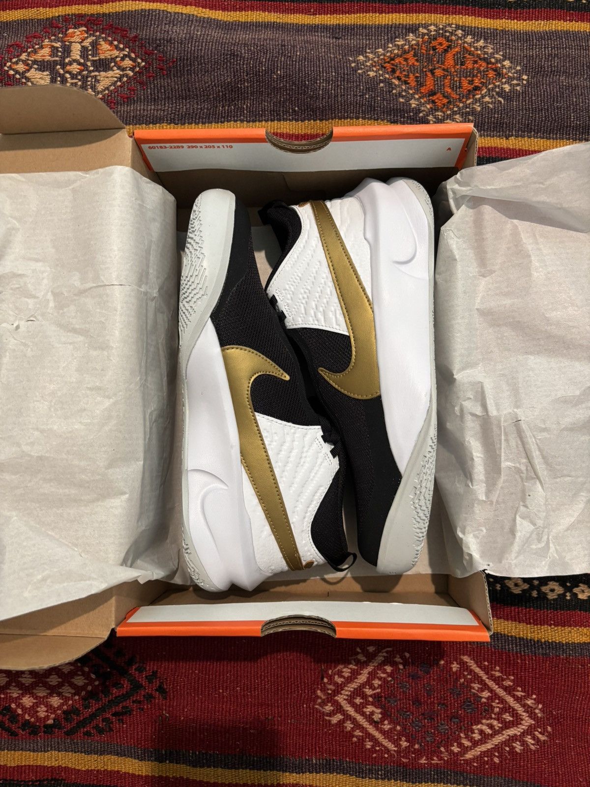 Nike Nike Team Hustle D10 Size US 6 / EU 39 - 2 Thumbnail