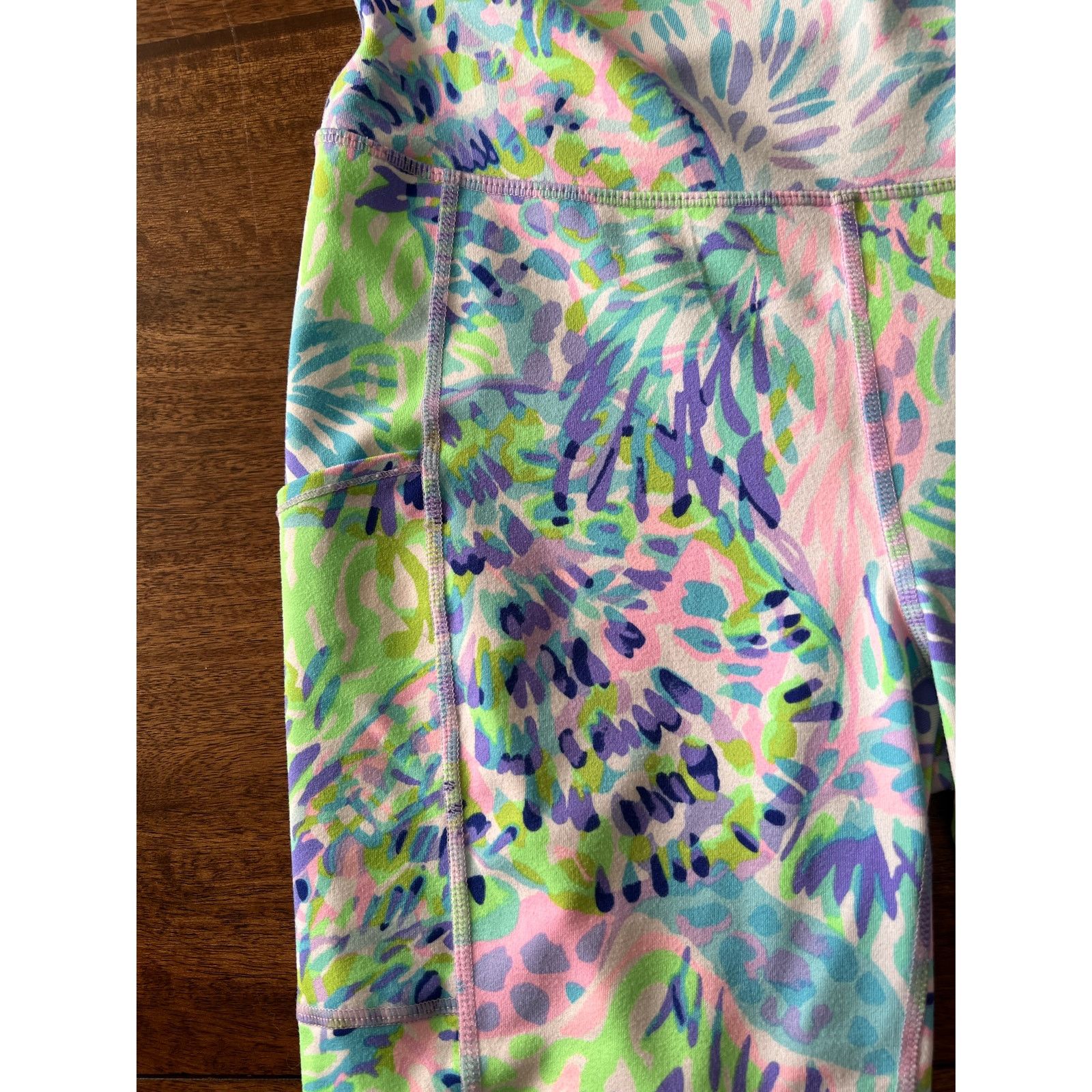 Lilly Pulitzer Lilly Pulitzer Shell Of a Party Luxletic Cropped Pant Medium Size 26" / US 2 / IT 38 - 4 Thumbnail
