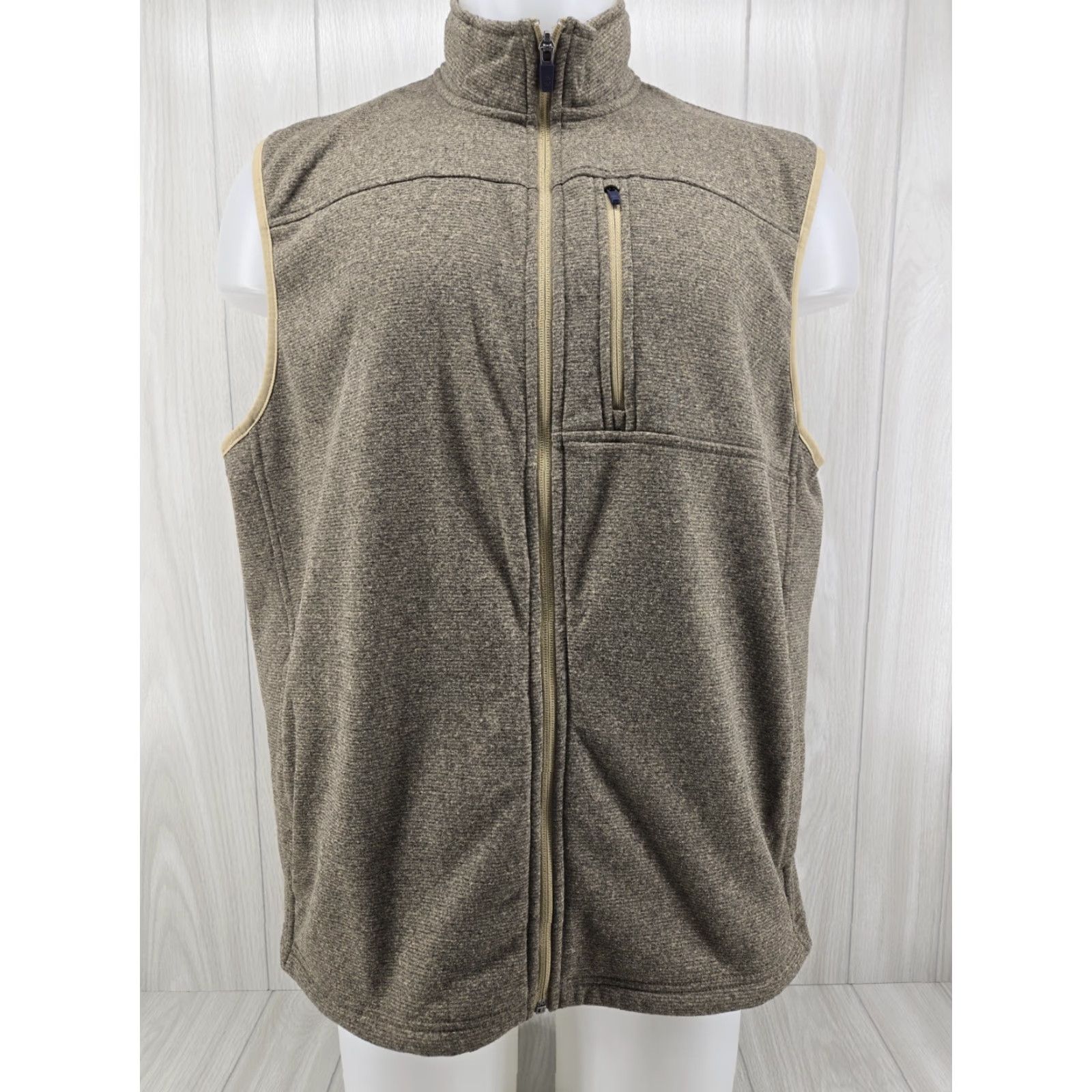 Izod VINTAGE Izod Vest XL Beige Polyester Full Zip Sleeveless Golf Sweater Pockets (No, Vintage not applicable) Size US XL / EU 56 / 4 - 3 Thumbnail