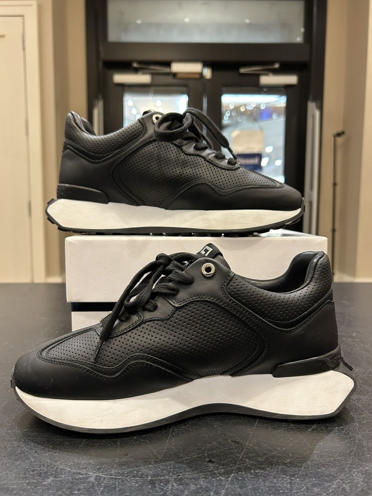 Givenchy Givenchy Spectre Runner Sneaker - Black Size US 5 / EU 37 - 2 Thumbnail