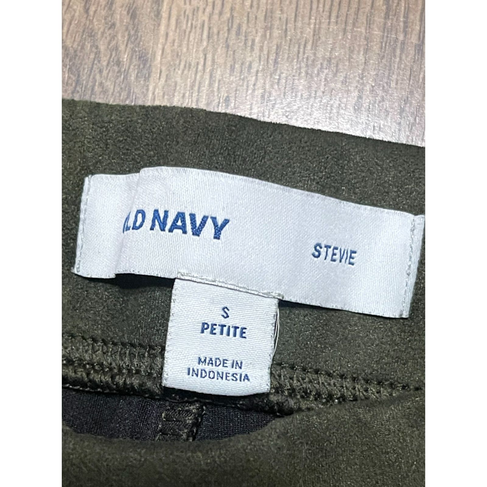 Old Navy Old Navy Women's Small Petite Green Velvet STEVIE Pull On Pants, Leggings, Ankle, 25 in Inseam, Casual, Fall/Spring/Summer Female Mens Womens? Size 28" / US 6 / IT 42 - 7 Thumbnail