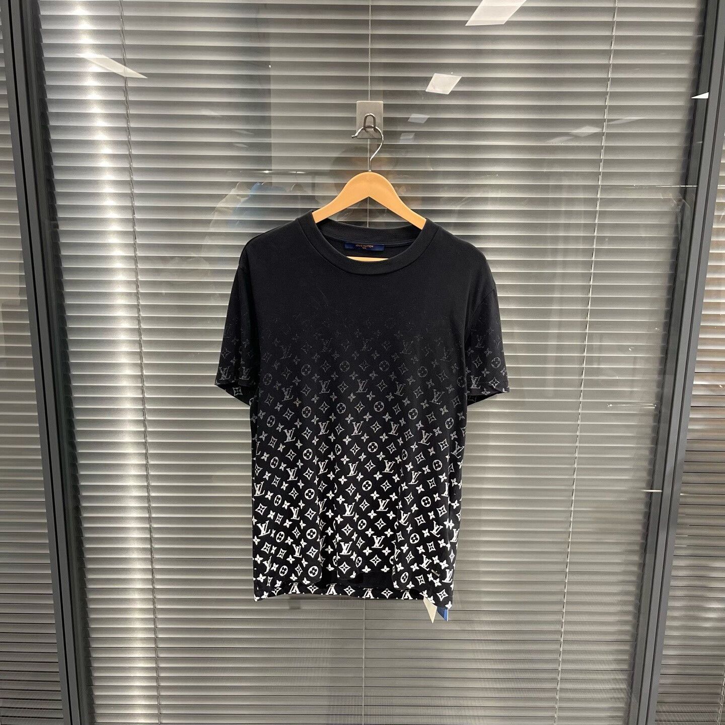 Louis Vuitton Louis Vuitton Gradient Monogram T-Shirt Size M Size US M / EU 48-50 / 2 - 1 Thumbnail