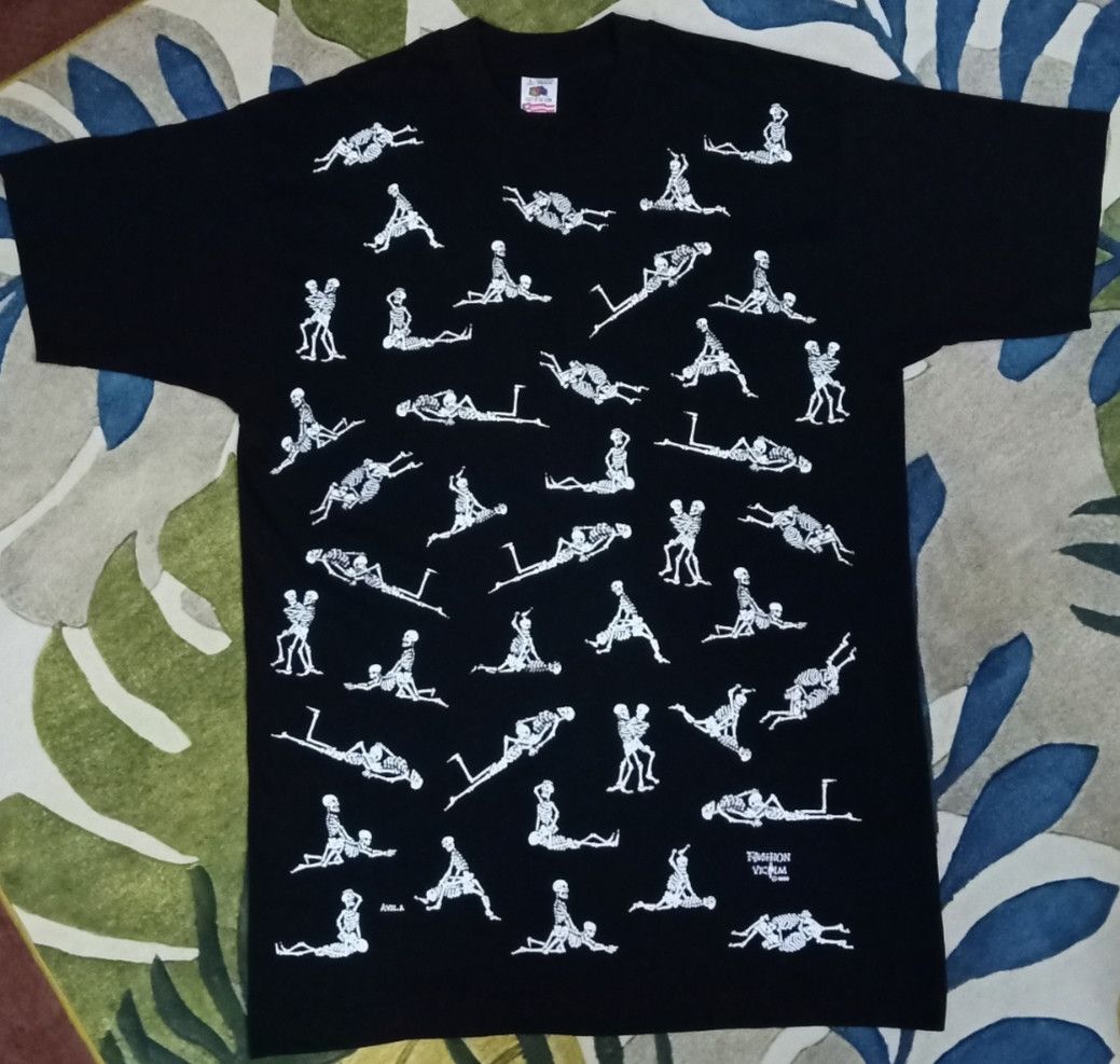 Fashion Victim × basketcase gallery Vintage 90s Fashion Victim Skeleton Sex Positions T-shirt Size US L / EU 52-54 / 3 - 3 Thumbnail