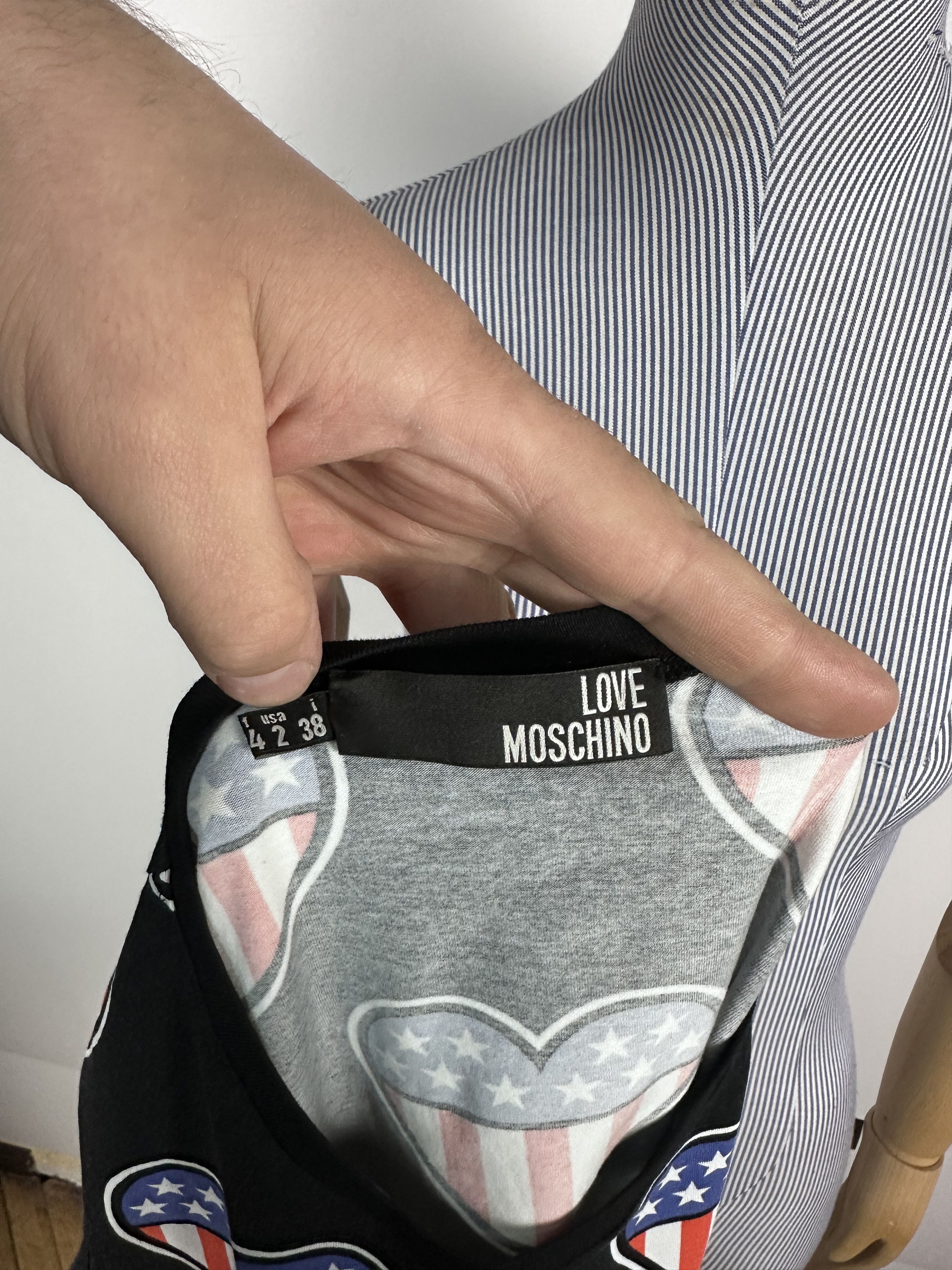 Love Moschino × Moschino Love Moschino T-Shirt Heart USA Flag Print Stars Stripes Size XS / US 0-2 / IT 36-38 - 8 Thumbnail