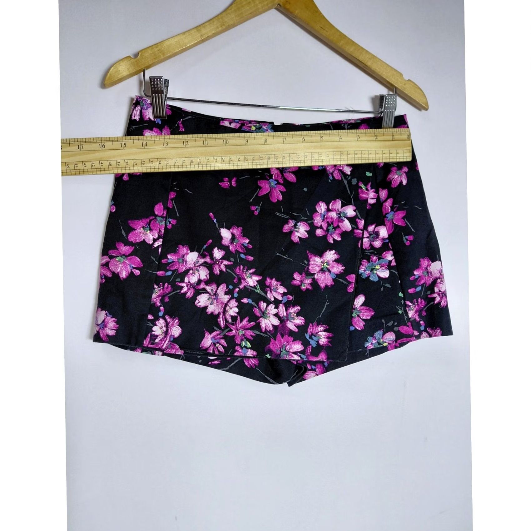 Express EXPRESS Black Pink Floral Print Knit Shorts Women Size 4 Size 27" / US 4 / IT 40 - 4 Thumbnail