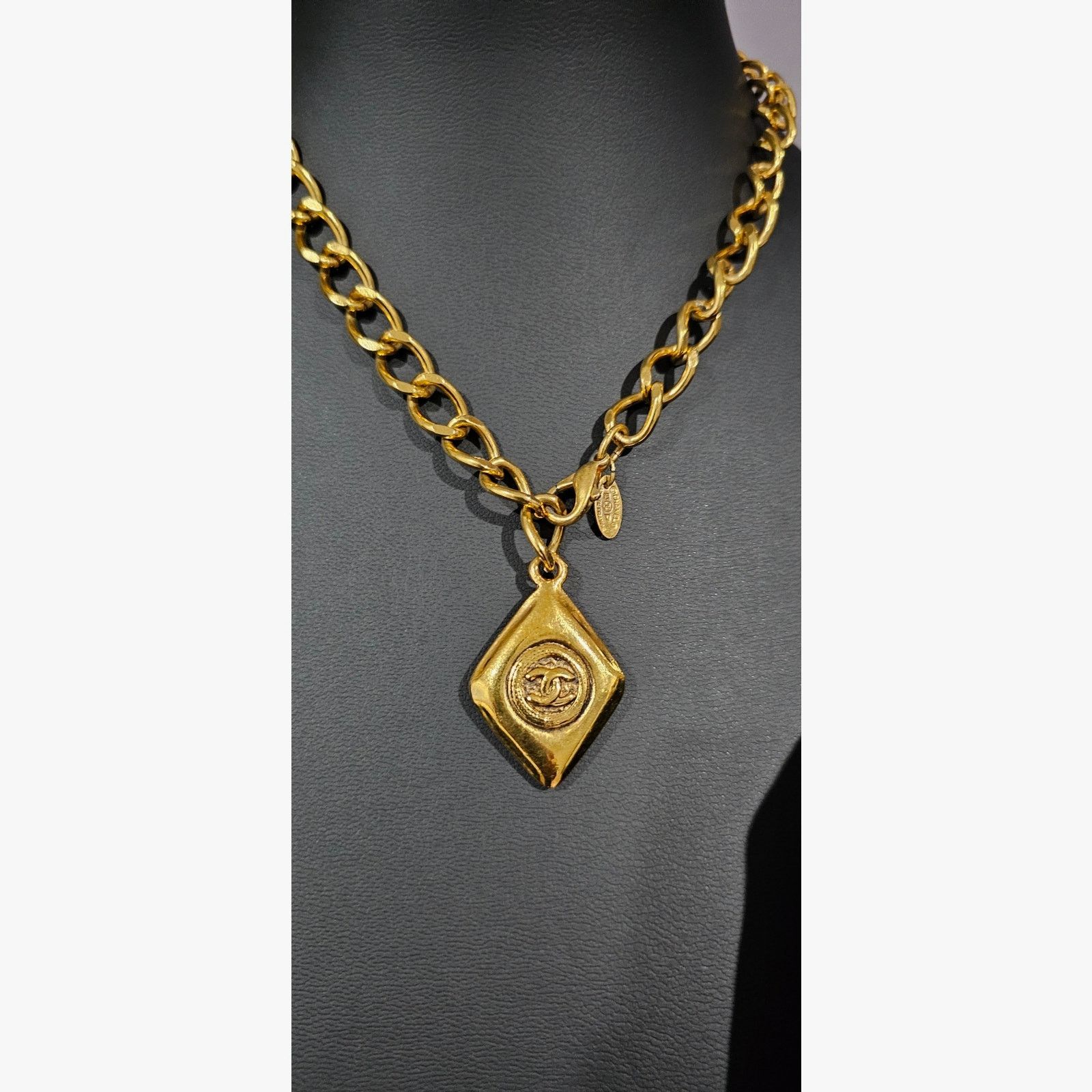 Chanel CHANEL CC Vintage 24K Necklace Rhombus Logo Gold 93P Size ONE SIZE - 1 Thumbnail