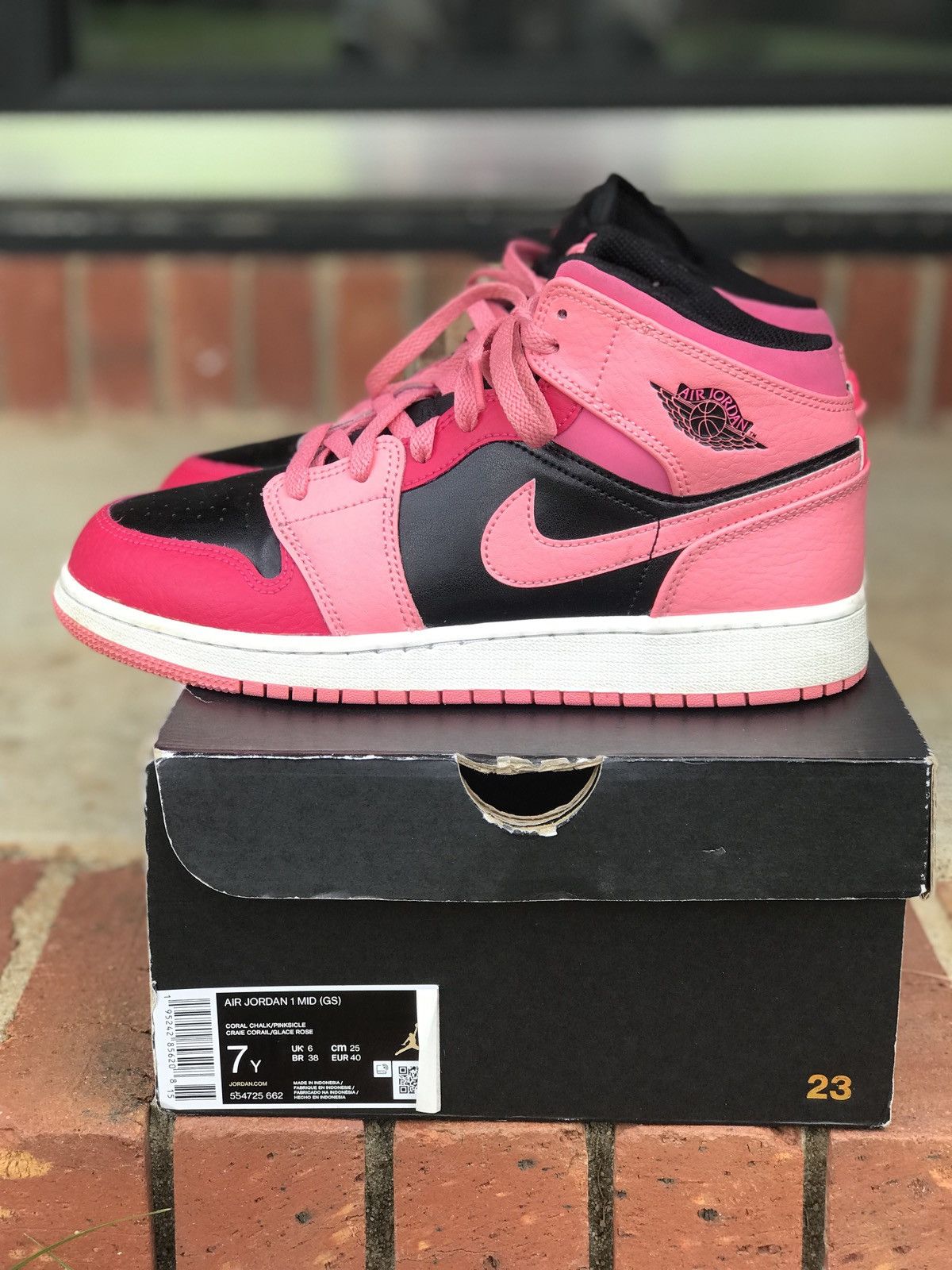 Jordan Brand Air Jordan 1 Coral Chalk GS Size 7Y / 8.5W Size US 8.5 / IT 38.5 - 2 Thumbnail