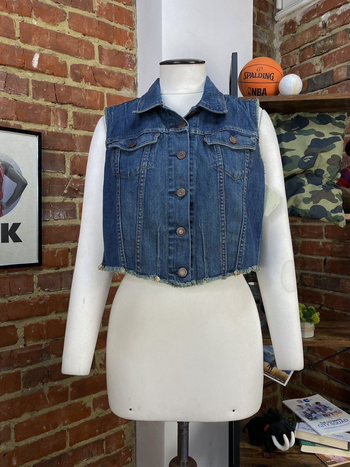 Levi's NWT Women's Levi's Distressed Jeans Vest Size M / US 6-8 / IT 42-44 - 4 Thumbnail