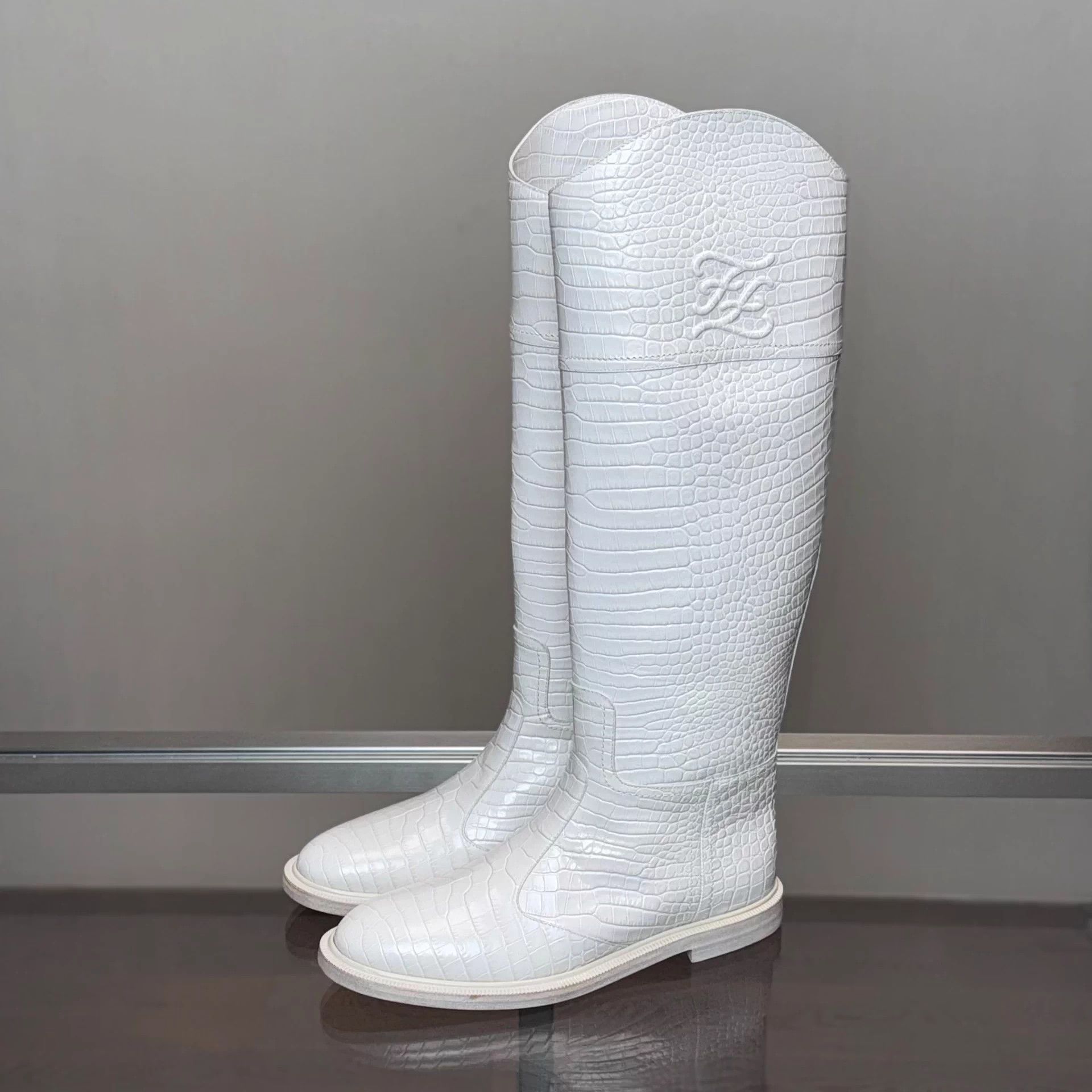 Fendi Fendi white crocodile print boots 37.5 Size US 6.5 / IT 36.5 - 1 Thumbnail