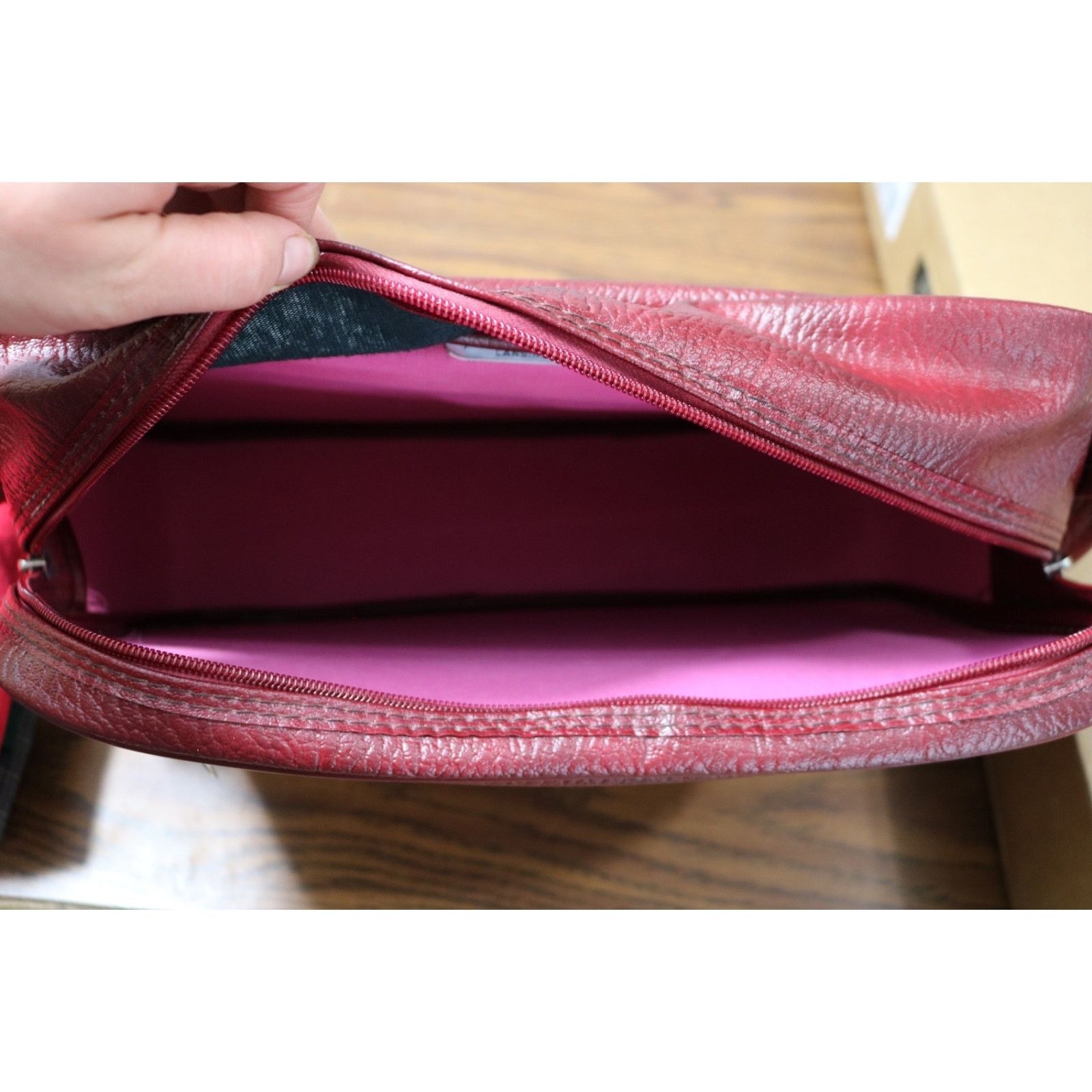 Vintage Vintage Red Leather Briefcase Large Bag Embossed w/ Lock Size ONE SIZE - 4 Thumbnail