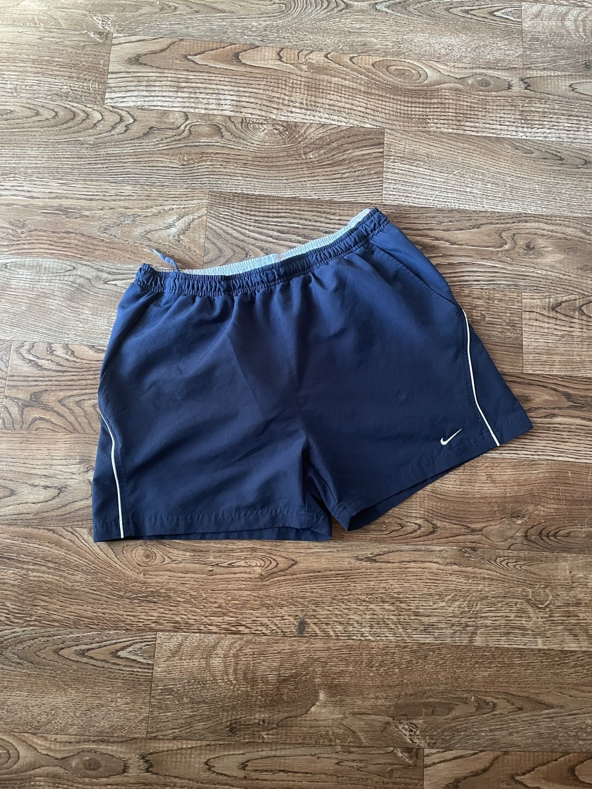Nike Vintage Nike shorts streetwear swoosh casual y2k size L Size US 34 / EU 50 - 1 Thumbnail
