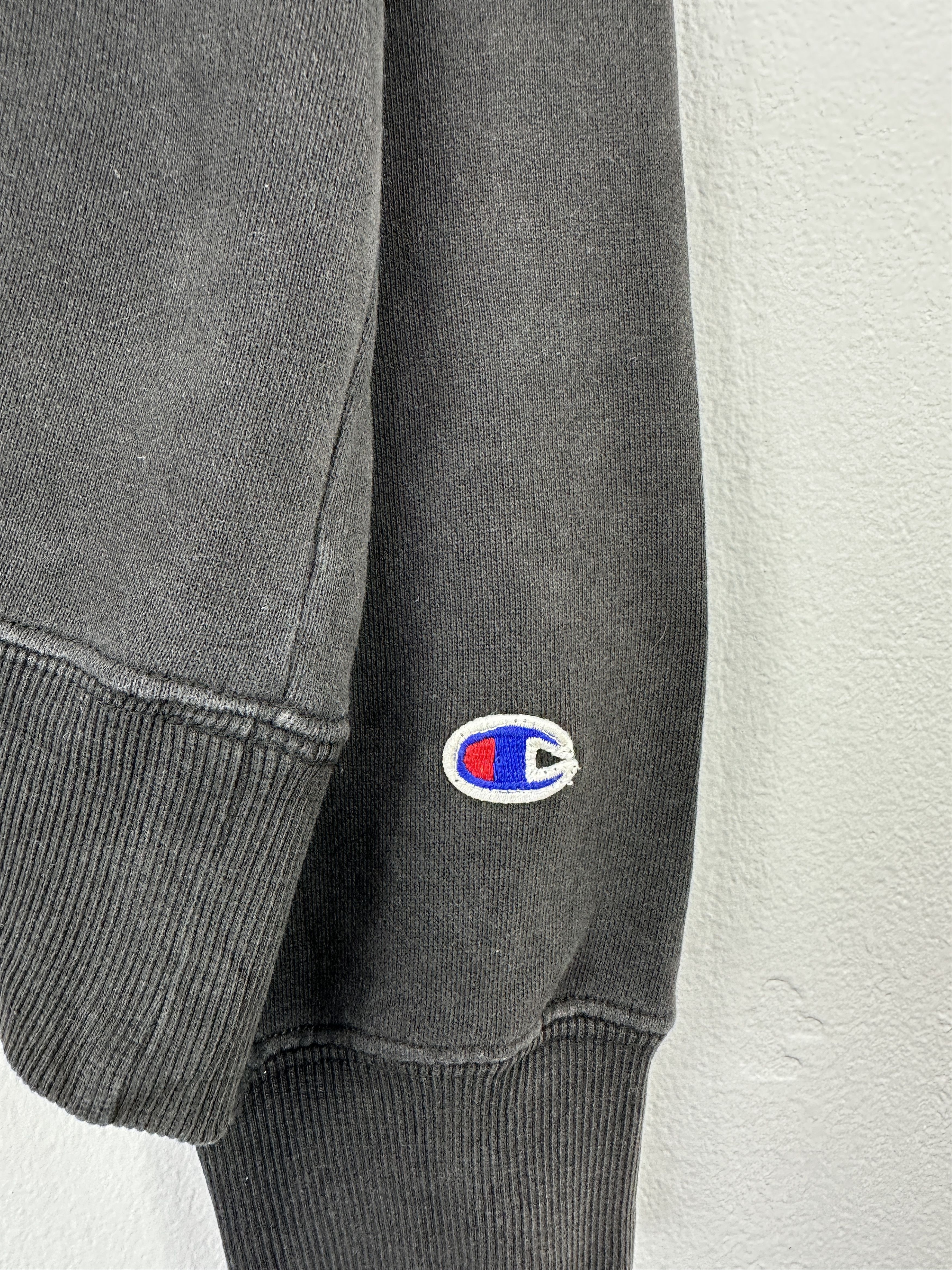 Champion Vintage Champion Sun Faded Black Crewneck Size XL BP0019 Size US XL / EU 56 / 4 - 7 Thumbnail