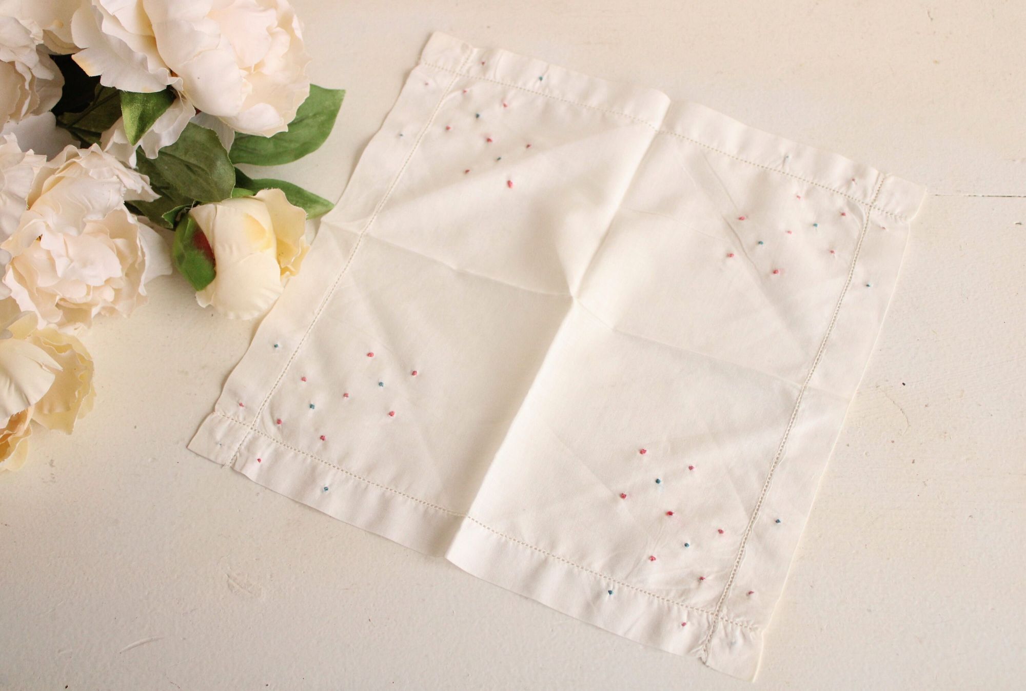 Vintage Vintage Handkerchief, White Linen with Pink and Blue Swiss D Size ONE SIZE - 1 Thumbnail