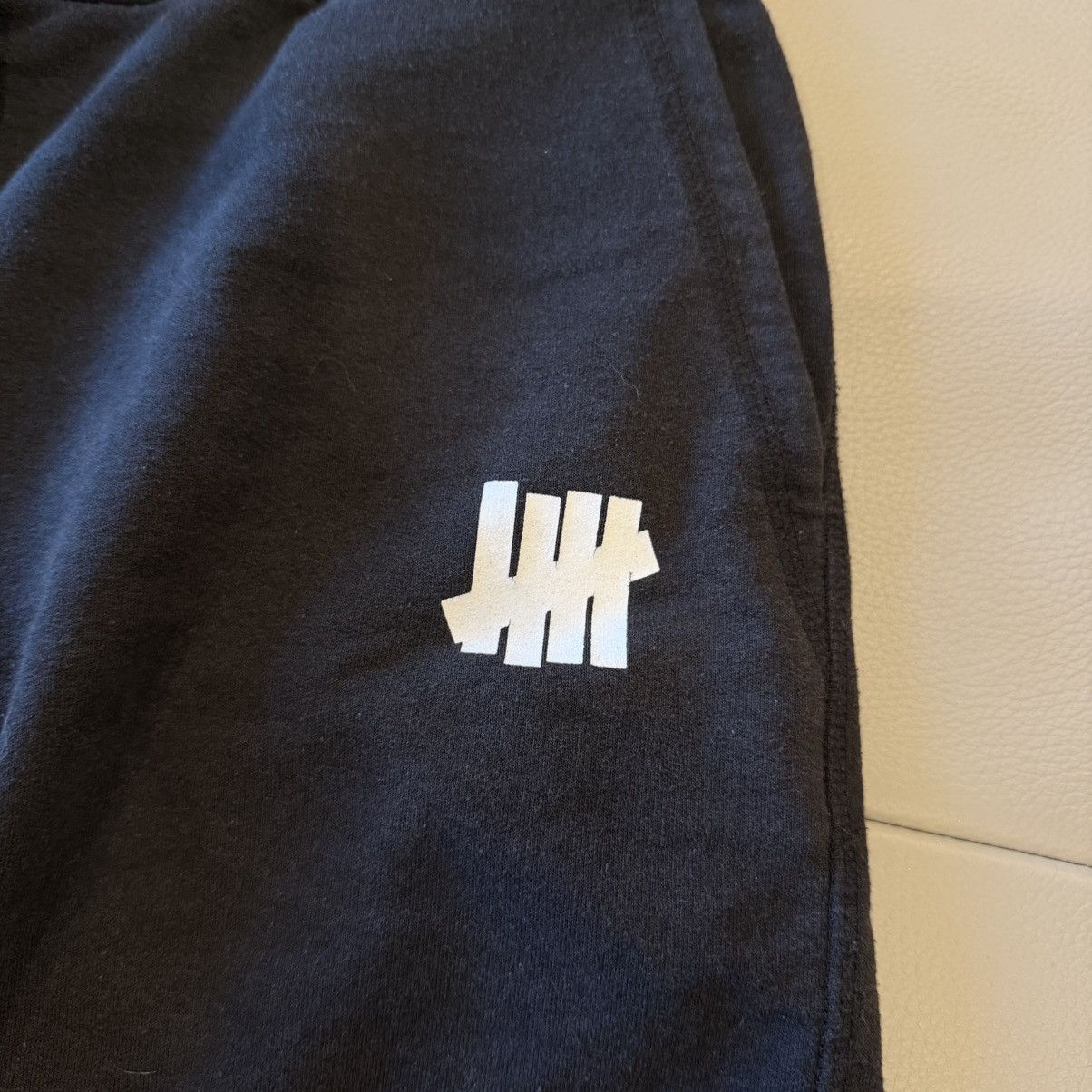 Undefeated Undefeated Sweat shorts size Medium used Size US 32 / EU 48 - 2 Thumbnail