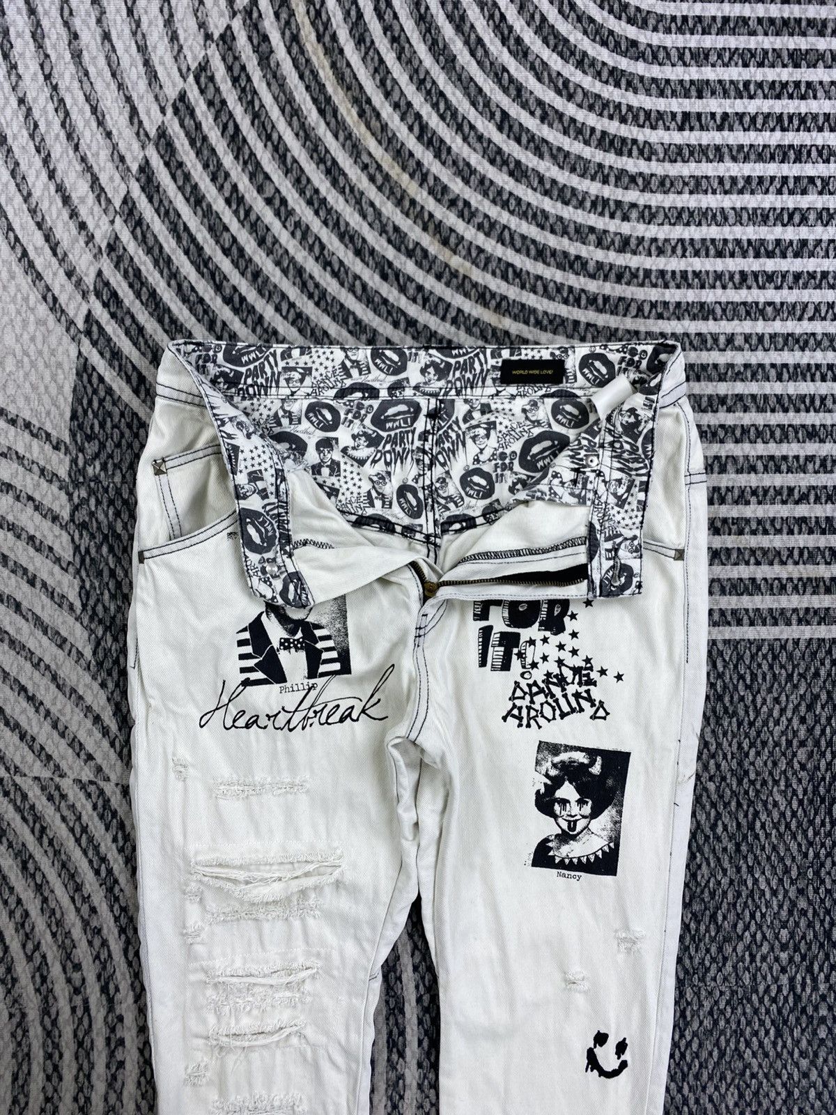 Worldwide Youth Vtg Worldwide Love Distressed Graphic Print Jeans Size US 31 - 10 Thumbnail