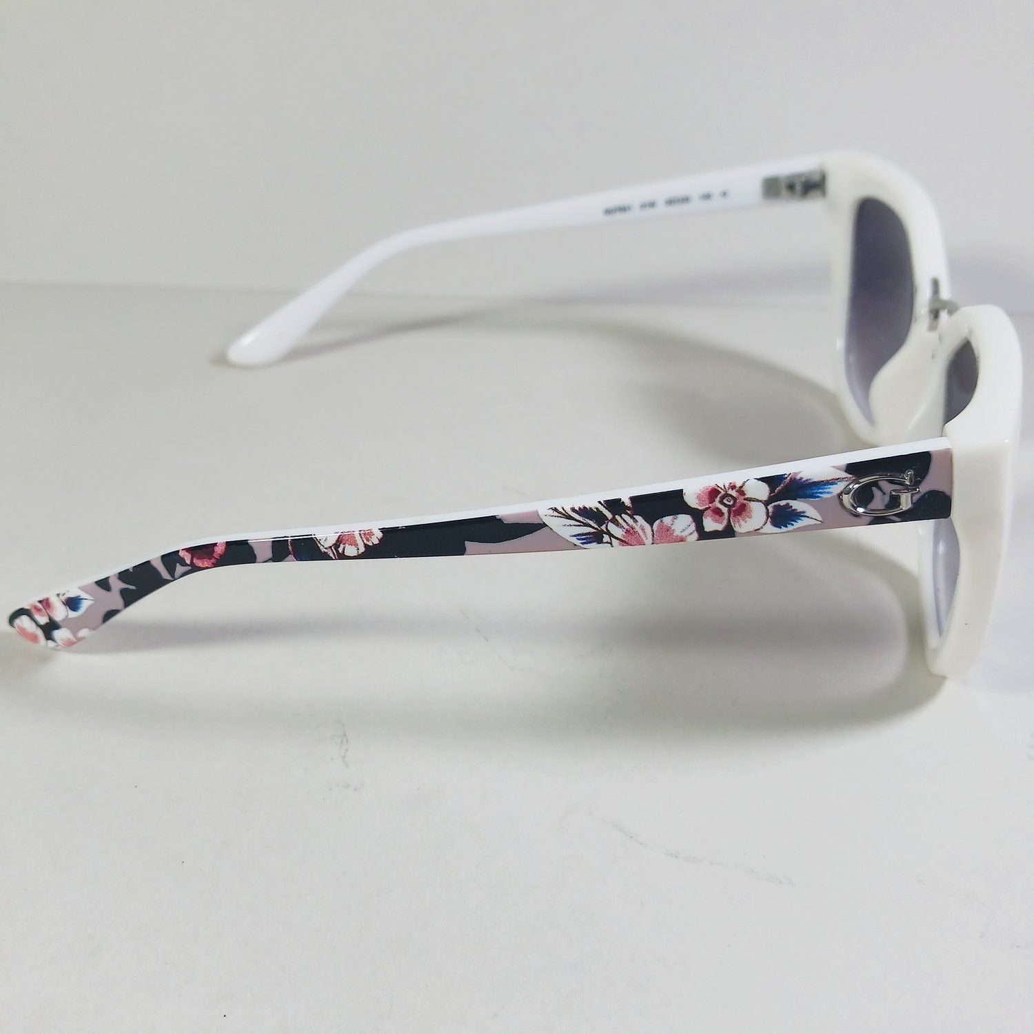 Guess Guess GU 7541 21W White Floral Motif Sunglasses w/Case Size ONE SIZE - 5 Thumbnail