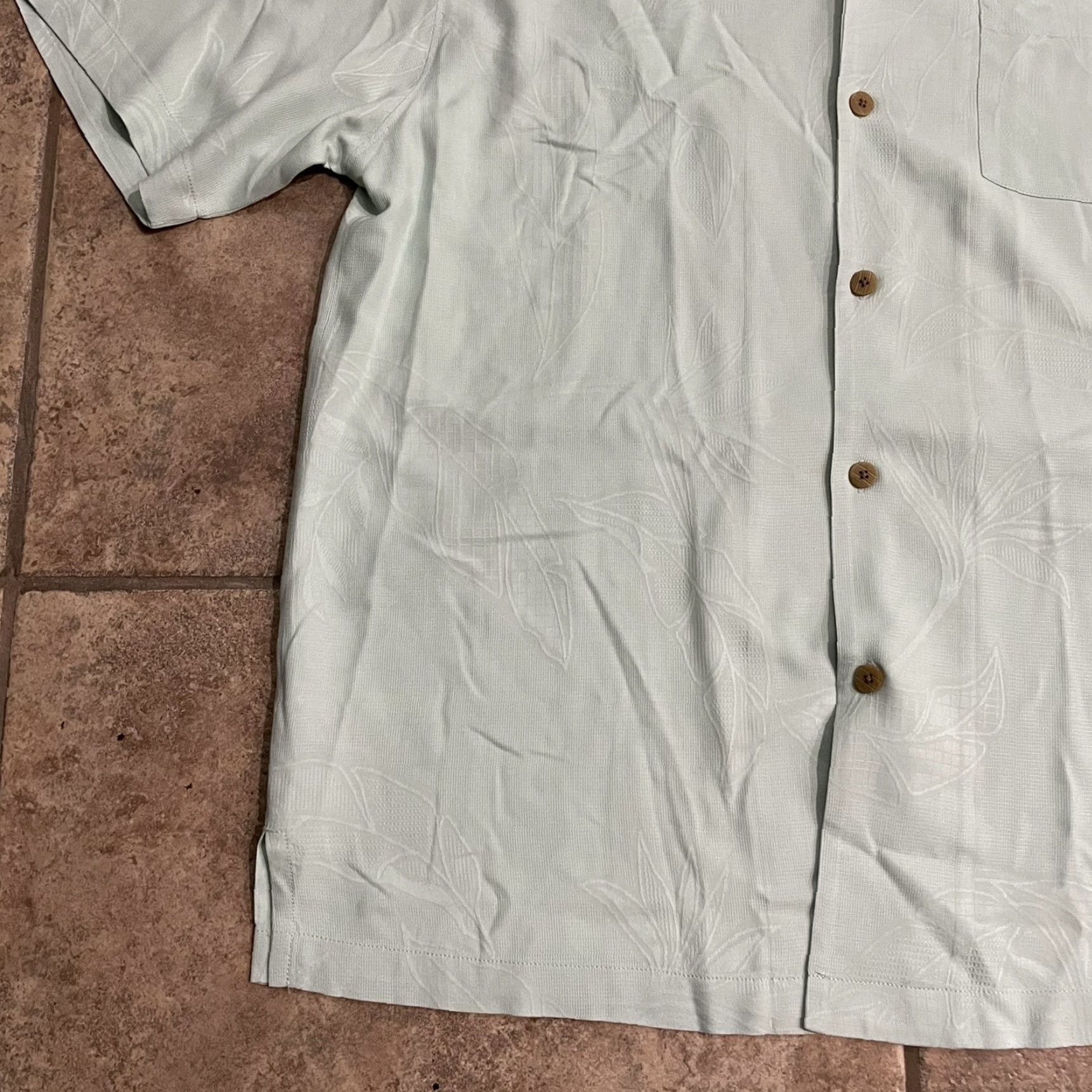 Tommy Bahama Tommy Bahama Button-Down Shirt Mens L Silk Beige Floral 100% Silk Short Sleeve Printed Blue Flower Pattern Size US L / EU 52-54 / 3 - 3 Thumbnail