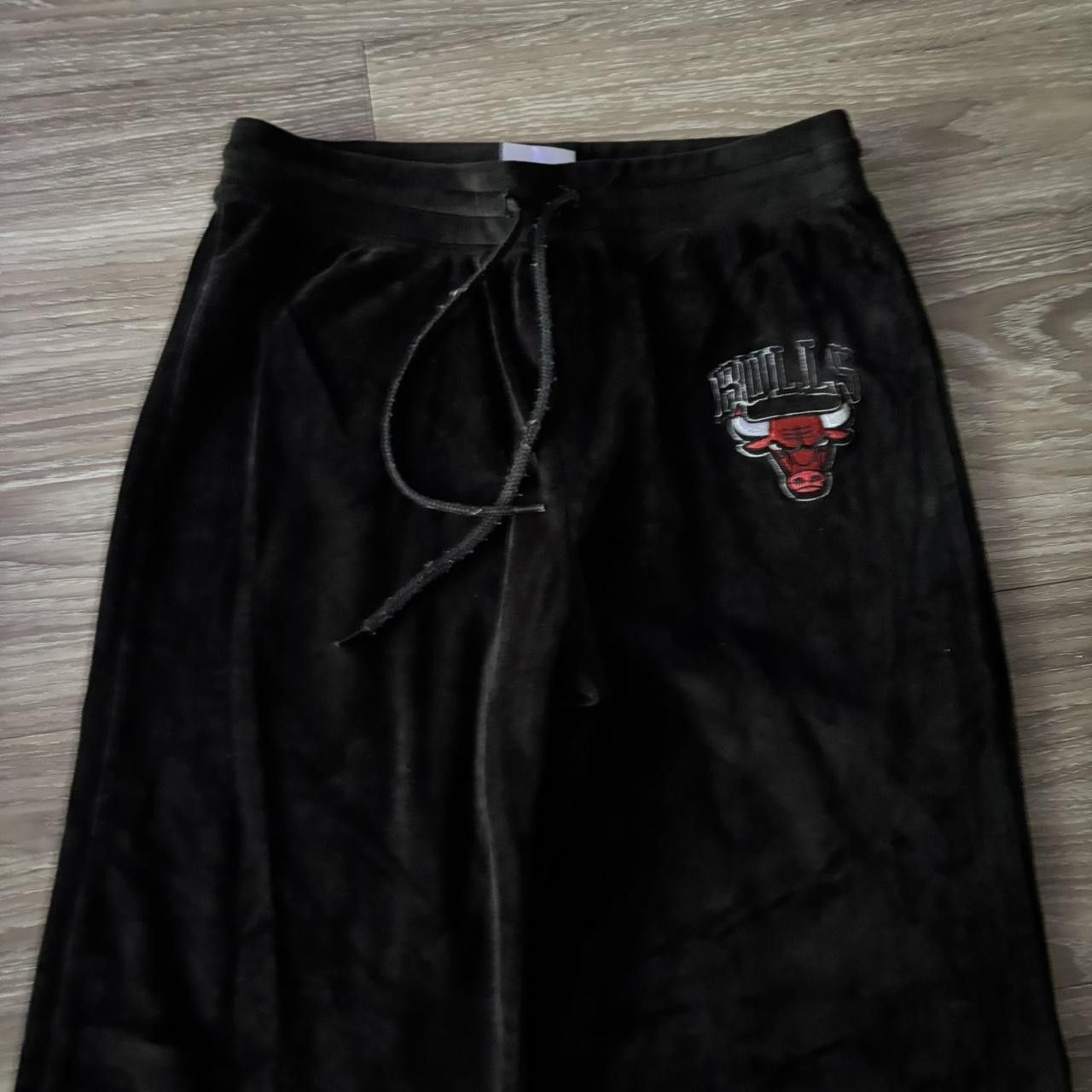 Victoria's Secret Vintage Y2K/2000s Black Velour NBA Chicago Bulls Sweatpants! Size S Size 26" / US 2 / IT 38 - 2 Thumbnail