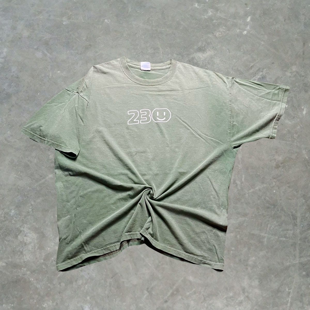Gildan × Vintage Vintage 230 Graphic T Shirt Mens Size XL Army Green Size US XL / EU 56 / 4 - 1 Thumbnail
