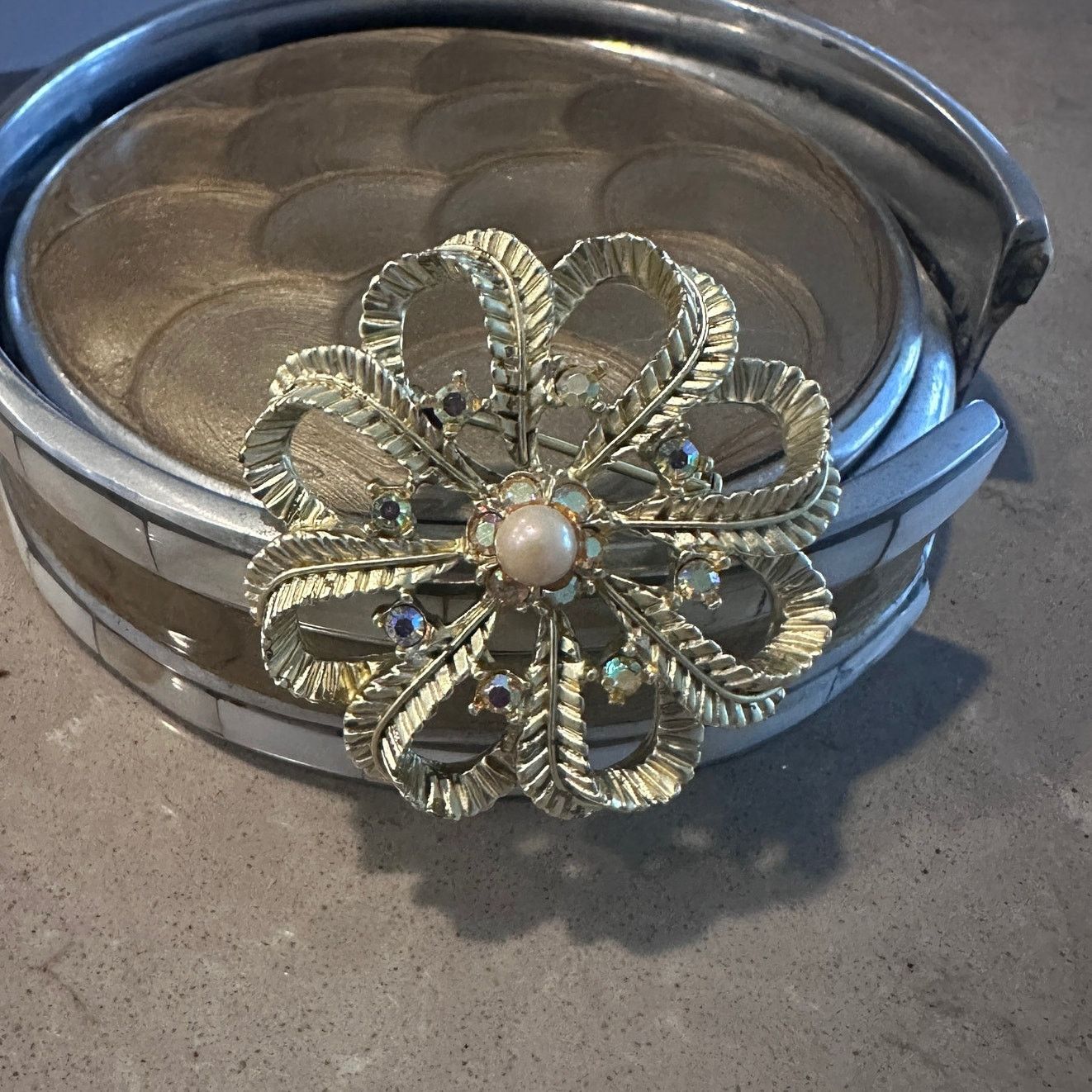 The Unbranded Brand Vintage Gold Tone Filigree Flower Brooch Size ONE SIZE - 3 Thumbnail