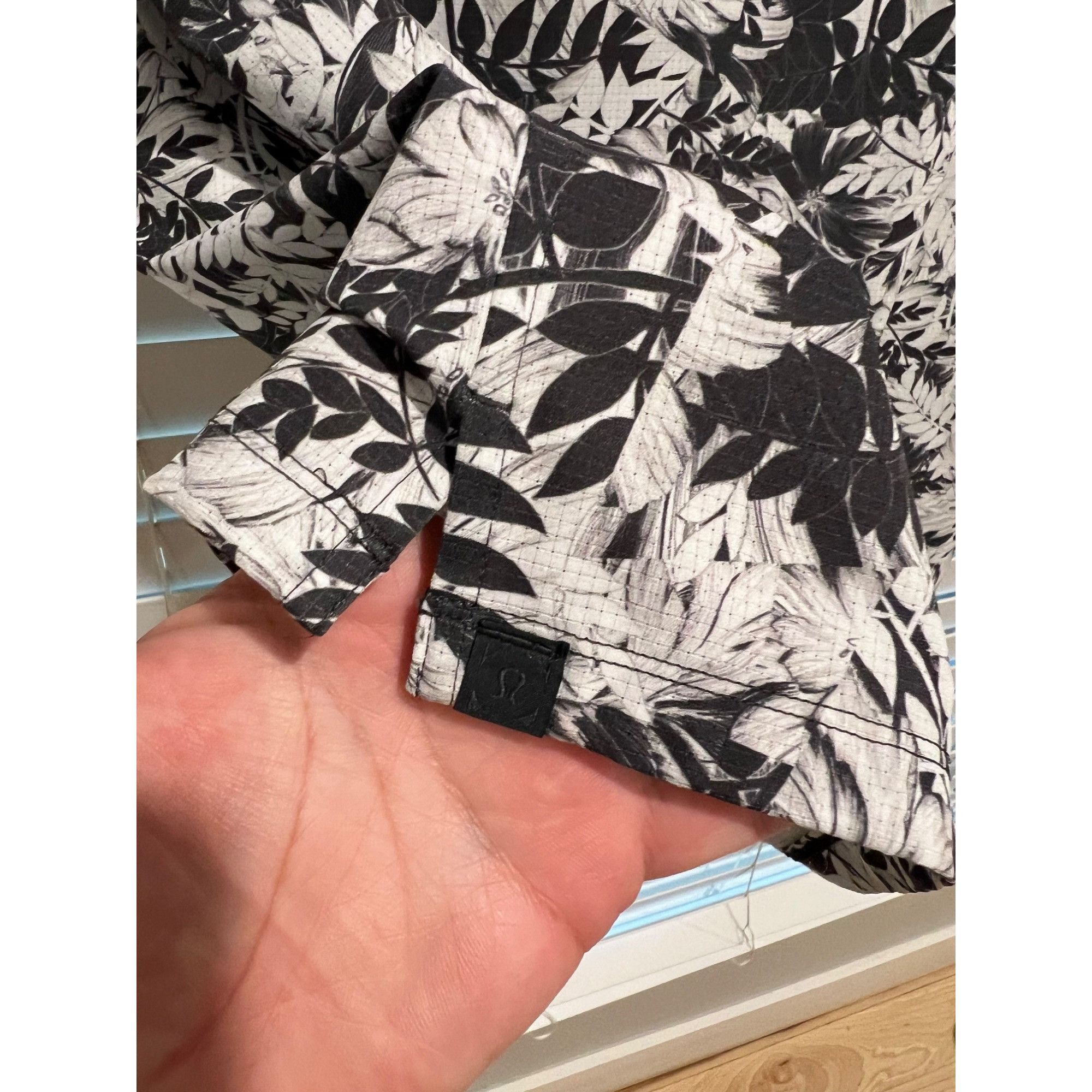 Lululemon Lululemon Short Sleeve Button Up Shirt - Size L Size US L / EU 52-54 / 3 - 5 Thumbnail