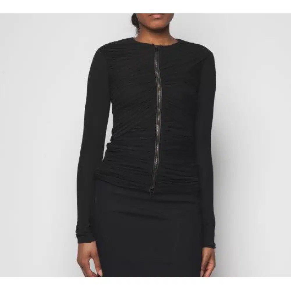 o1sndg0825 TSJ232 Cut & Sewn Top in Black