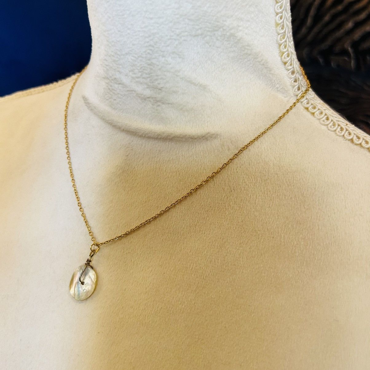 Handmade Handcrafted vintage shell pendant on chain necklace Size ONE SIZE - 4 Thumbnail
