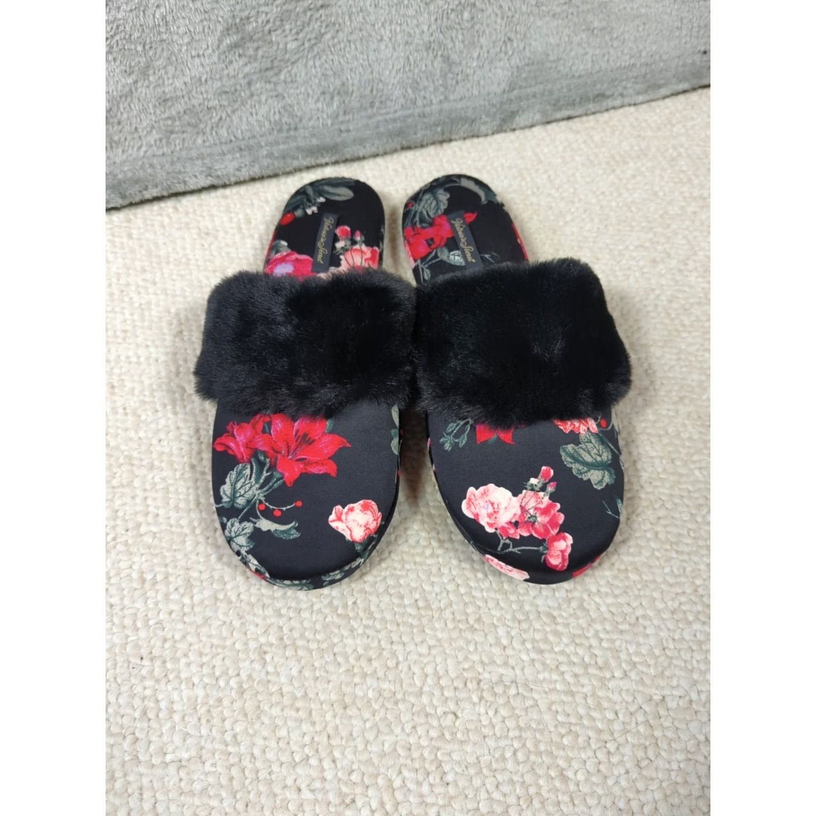 Victoria's Secret Victoria's Secret Satin Roses Slippers Women Medium 7/8 Red Black Faux Fur Slip-On Cushioned Comfort Size ONE SIZE - 2 Thumbnail