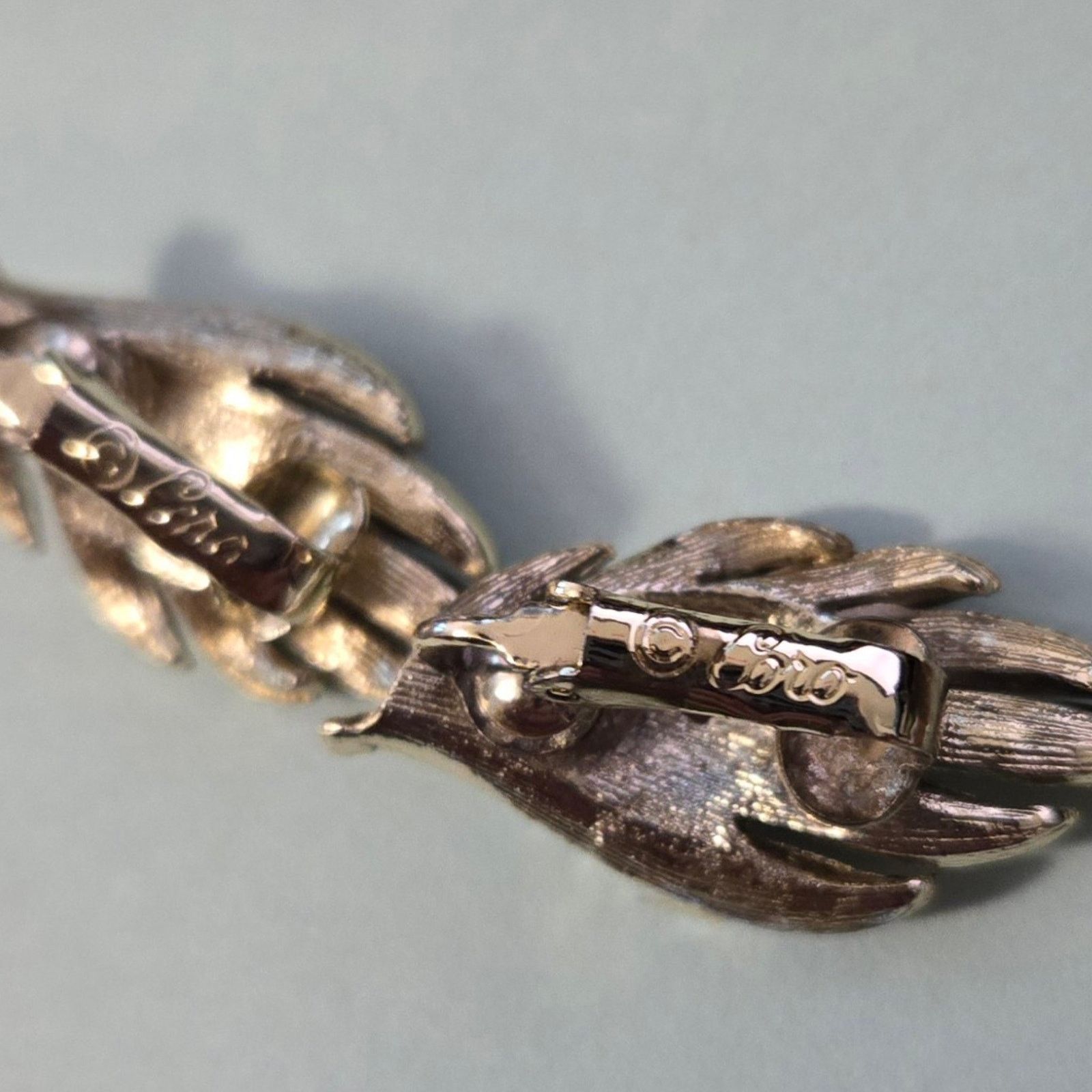 Pieces Uniques Vintage CORO Pegasus Signed Gold Leaf Clip-on Earrings Size ONE SIZE - 10 Thumbnail
