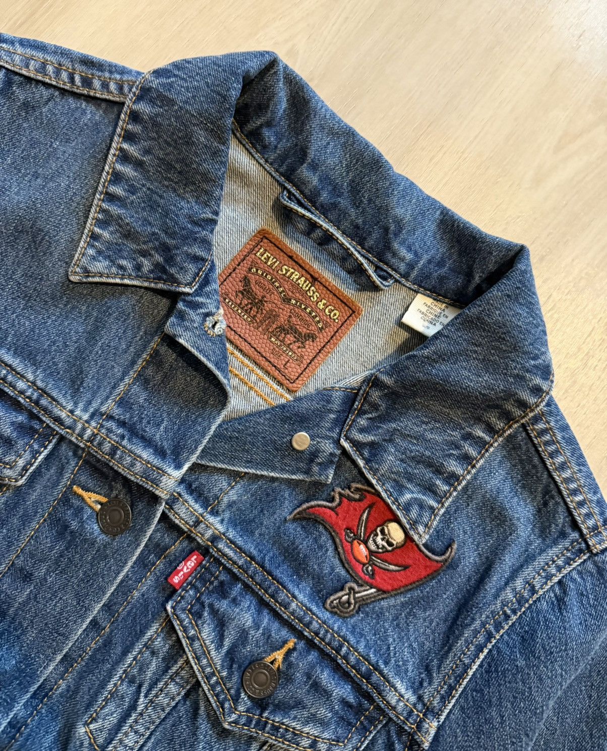 Levi's Levis x NFL Tampa Bay Buccaneers Denim Trucker Jacket Sz L Size L / US 10 / IT 46 - 2 Thumbnail