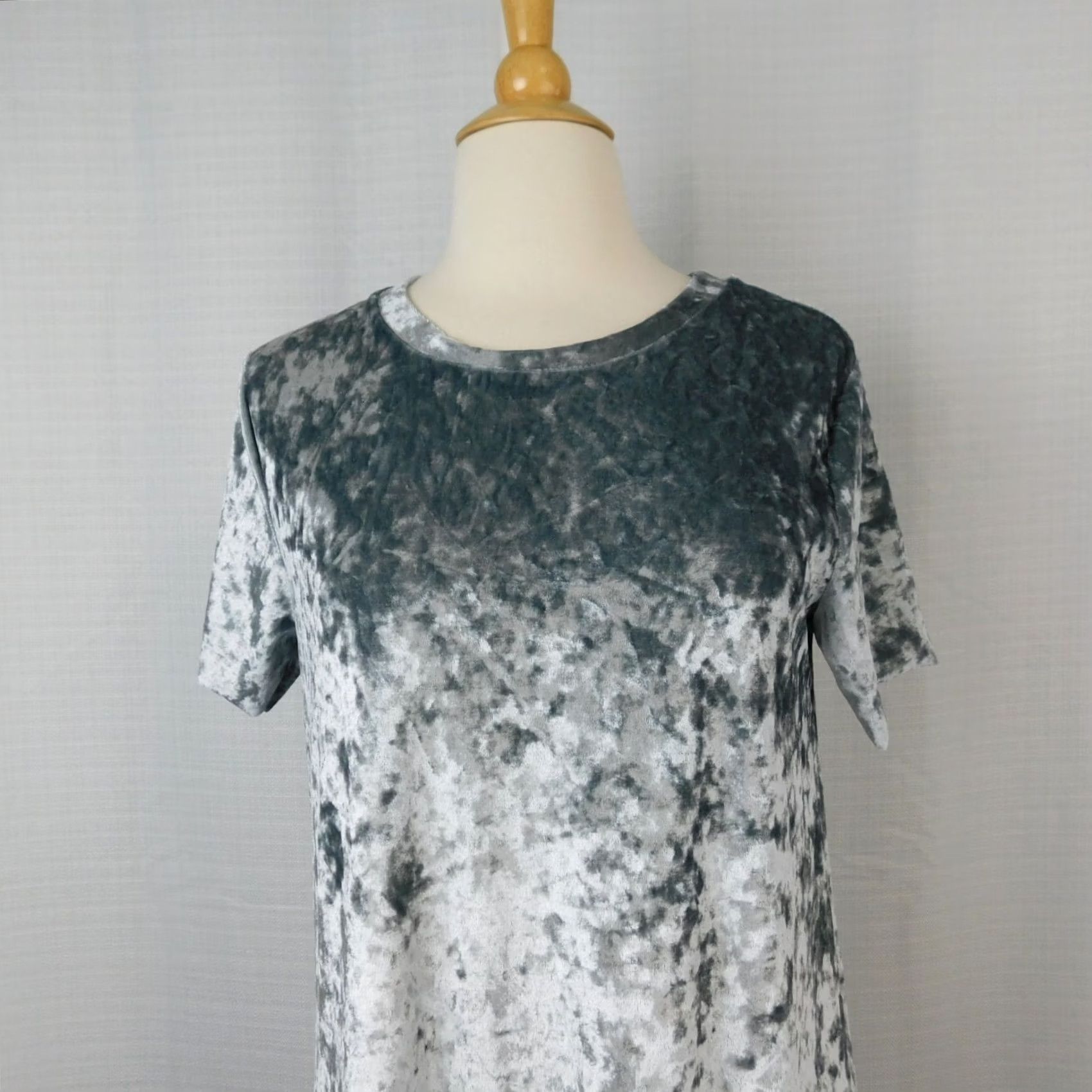 Velvet Unbranded Short Sleeve Round Neck Crushed Velvet Tunic Dress Gray Large Women Knee Length A-Line, T-Shirt Dress, 0 0 0 0 Size 36" / US 14 / IT 50 - 2 Thumbnail