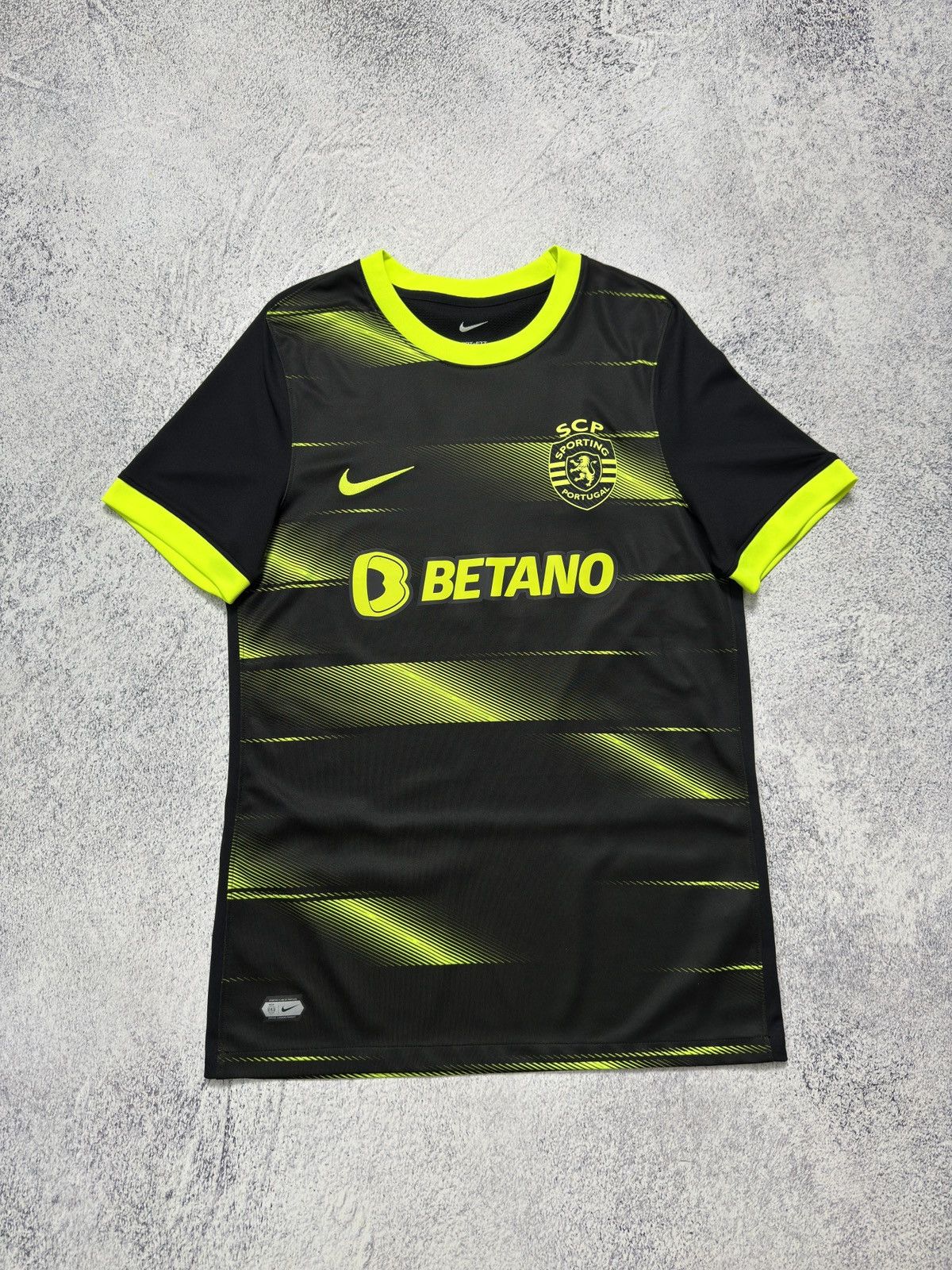 Nike NIKE SPORTING LISBON 2022 AWAY FOOTBAL SHIRT SOCCER JERSEY Size US M / EU 48-50 / 2 - 2 Thumbnail