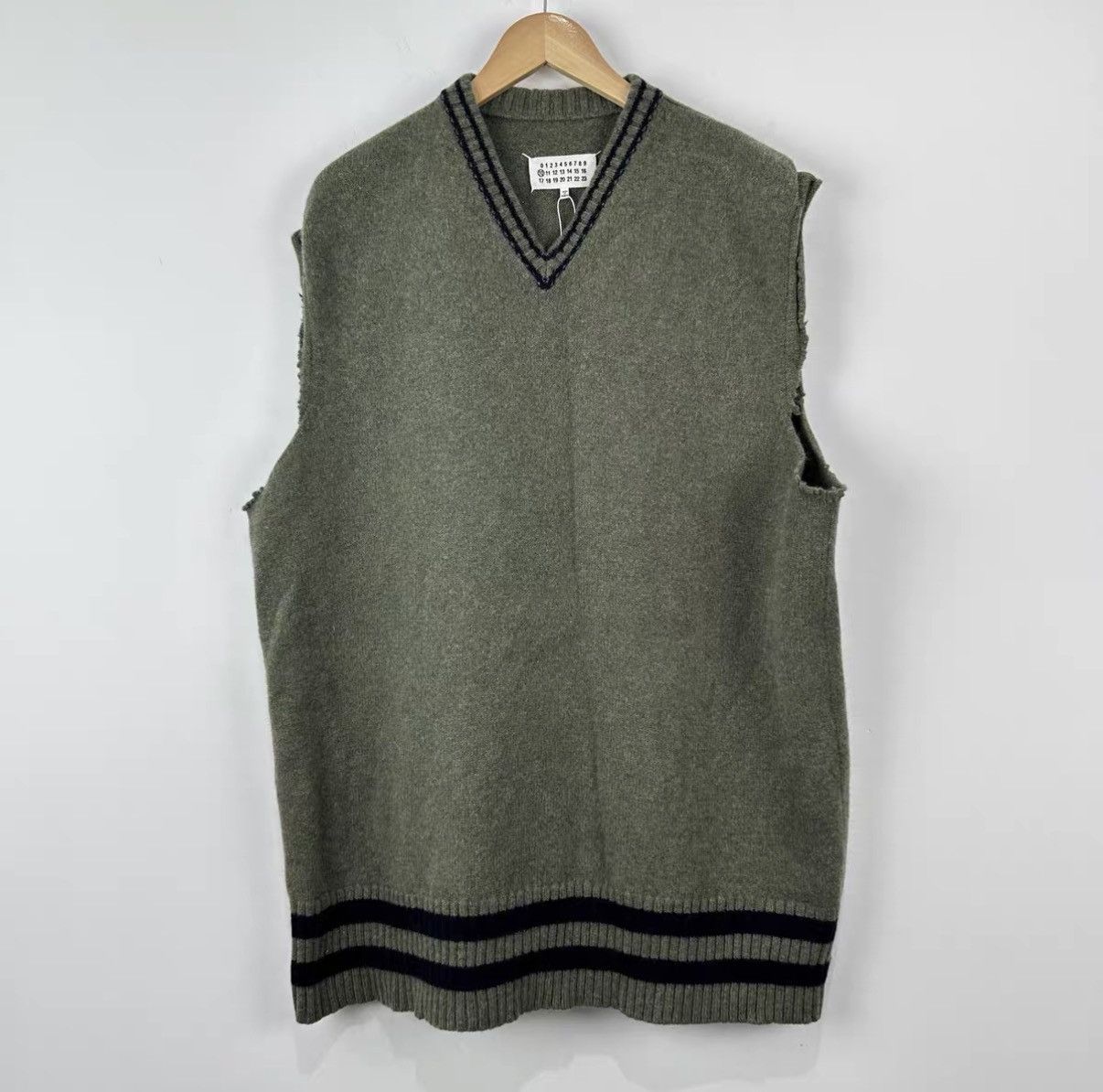 Maison Margiela Maison Margiela V-neck Wool Vest J42 Size US L / EU 52-54 / 3 - 1 Thumbnail