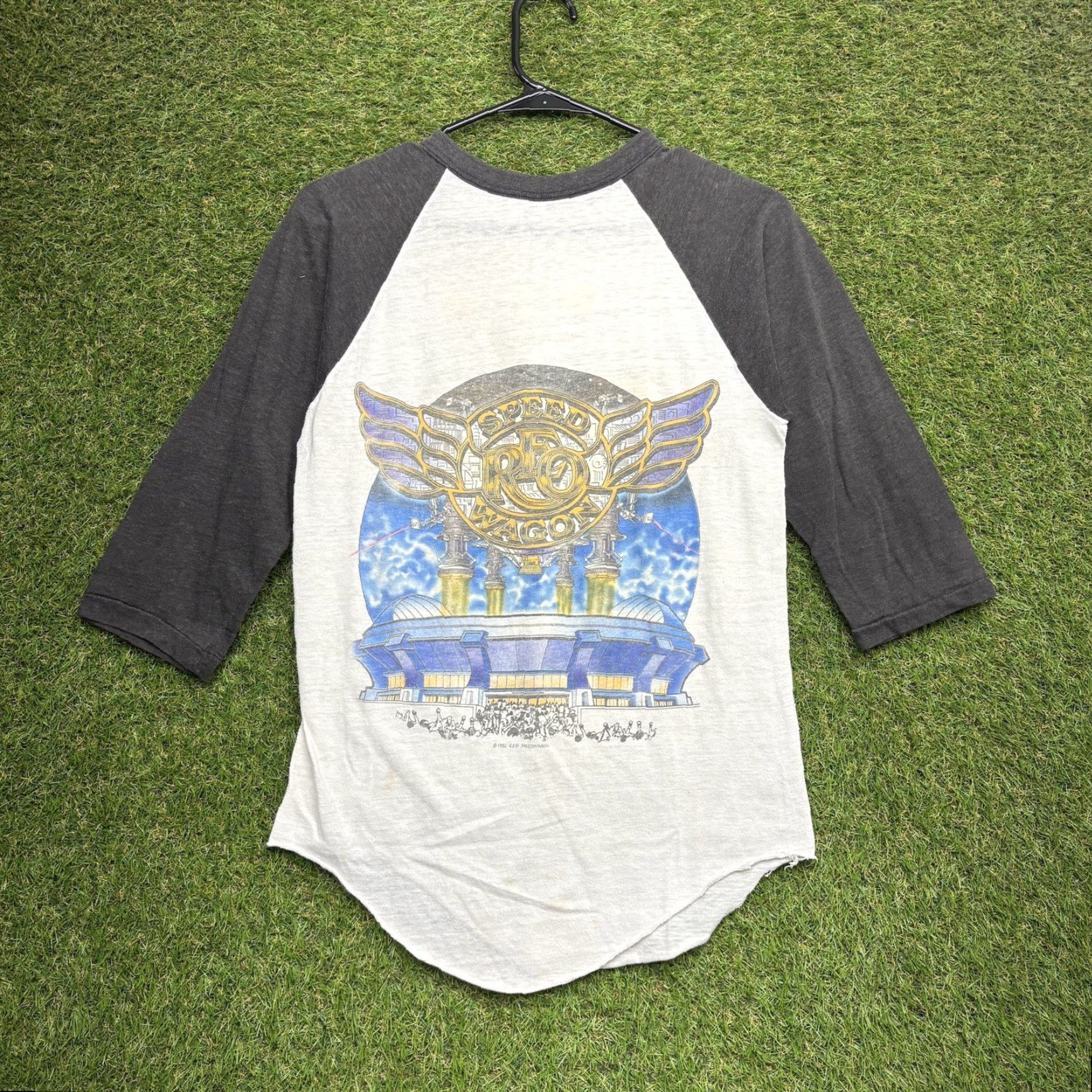 Vintage VINTAGE Reo Speedwagon Band Shirt Mens S Raglan 1982 80s Graphic Print White Cotton Polyester T-Shirt USA Mens Size US S / EU 44-46 / 1 - 7 Thumbnail