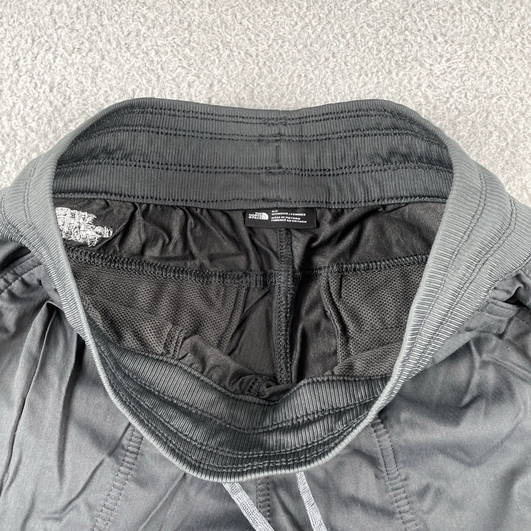 The North Face VINTAGE The North Face Women’s Small Athletic Outdoor Capris 4 Pocket Drawstring Gray Size ONE SIZE - 5 Thumbnail