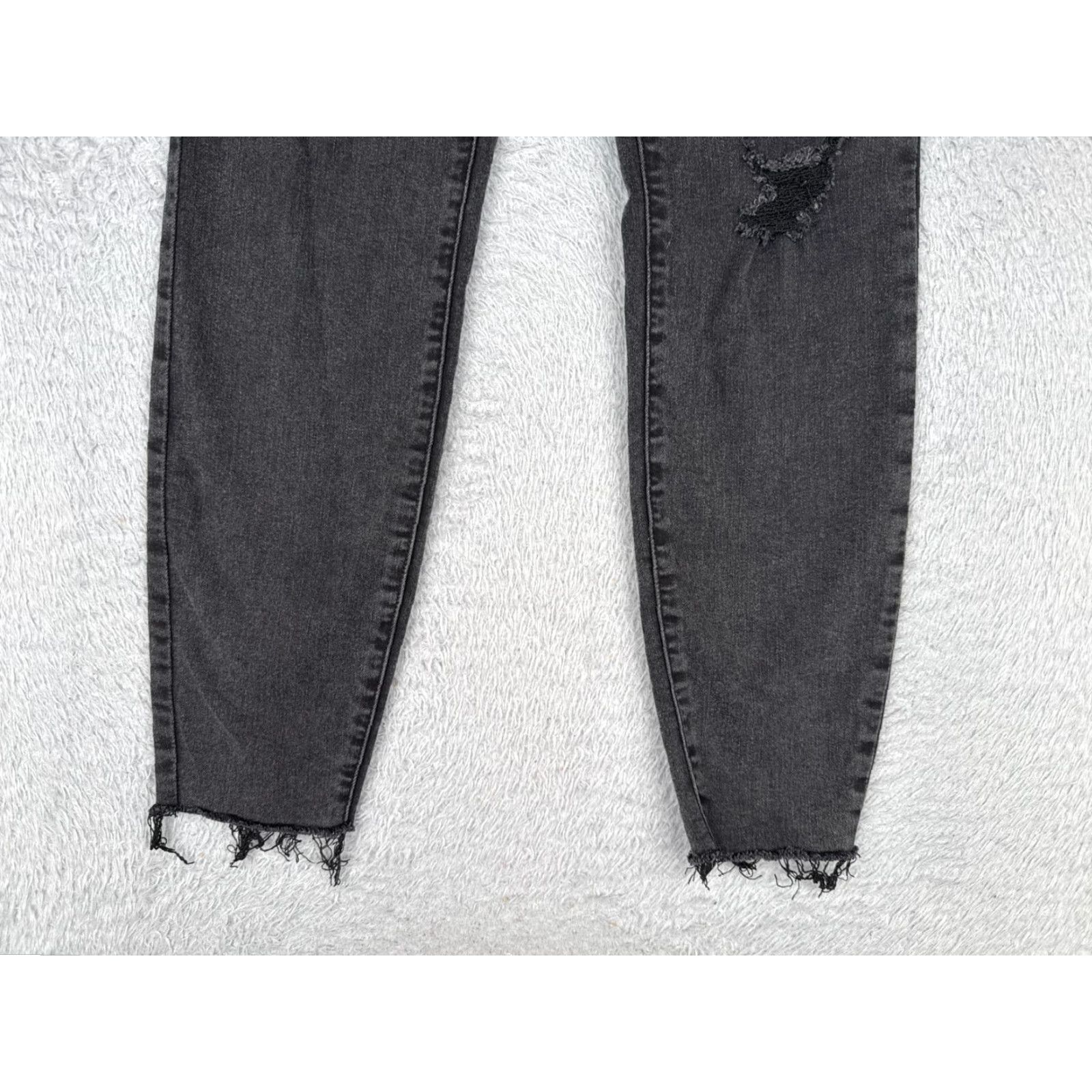 Vintage Maurices Jeans Women 6 Black Denim Skinny Tapered Distressed Raw Hem Button Fly Jeans Size 28" / US 6 / IT 42 - 2 Thumbnail