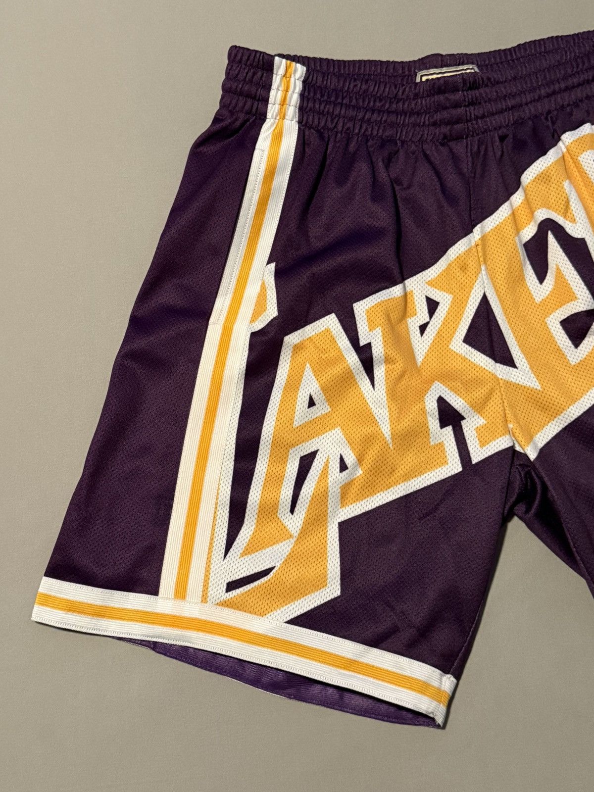 Mitchell & Ness Mitchell & Ness Los Angeles Lakers Big Face 3.0 Shorts BNWT Size US 34 / EU 50 - 3 Thumbnail