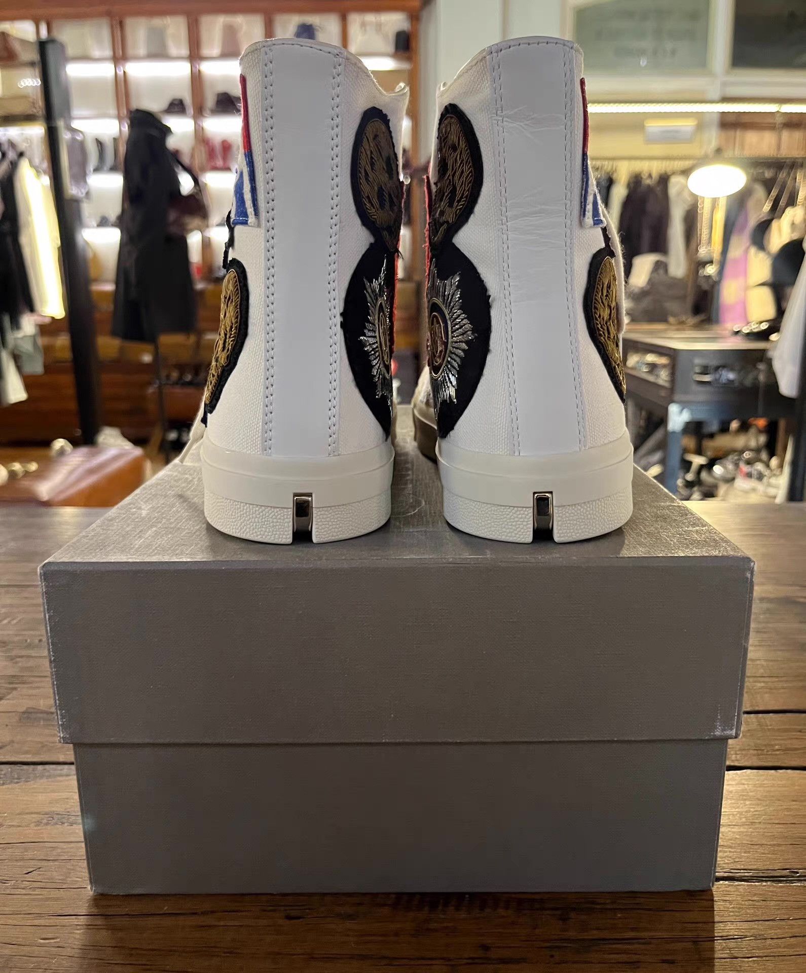 Alexander McQueen Alexander McQueen 17SS men’s white heavy‑emblem Ｑ25 Size US 7 / EU 40 - 6 Thumbnail