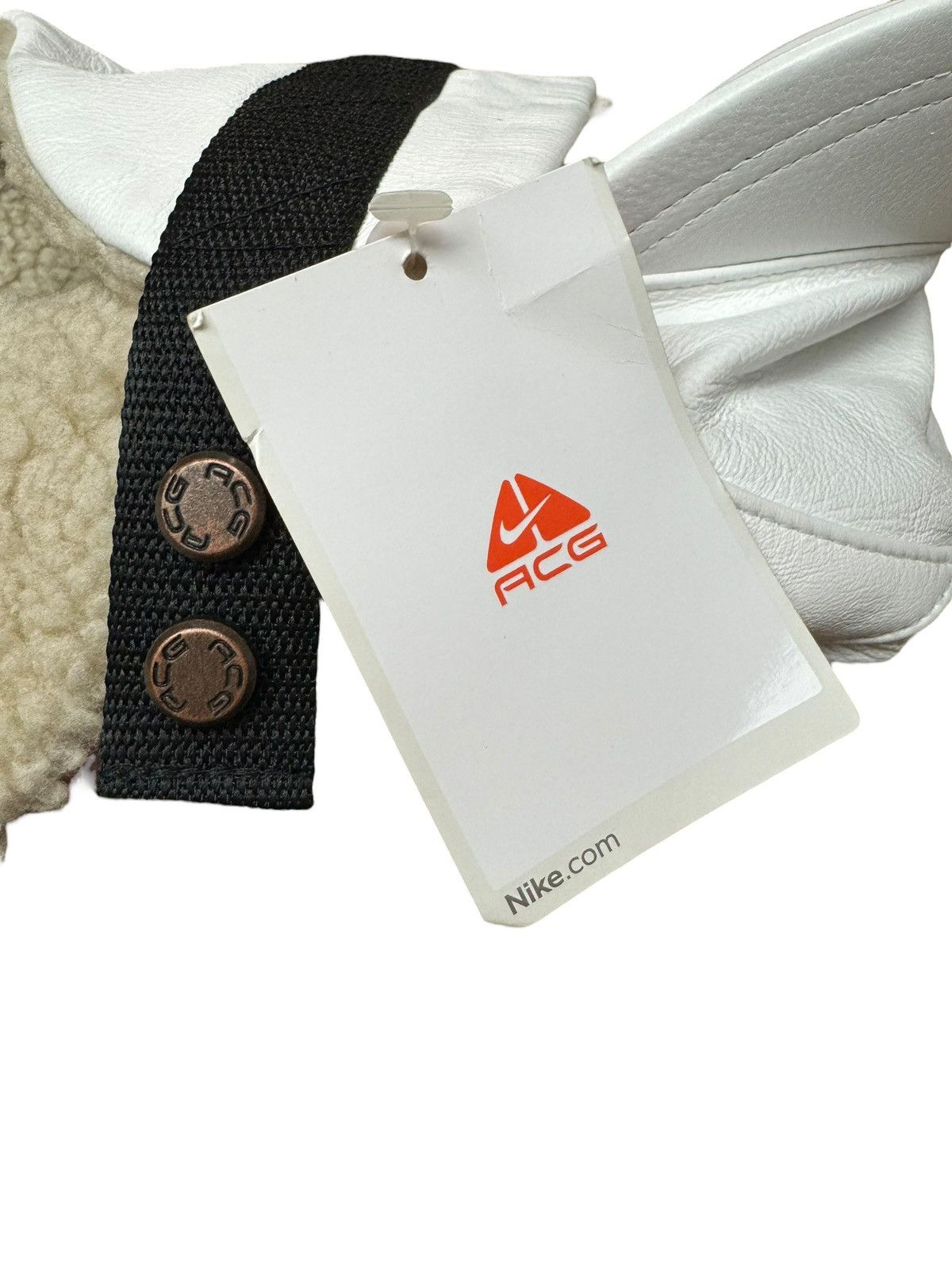 Nike ACG Nike ACG winter cap in white leather with beige internal fur Size ONE SIZE - 9 Thumbnail